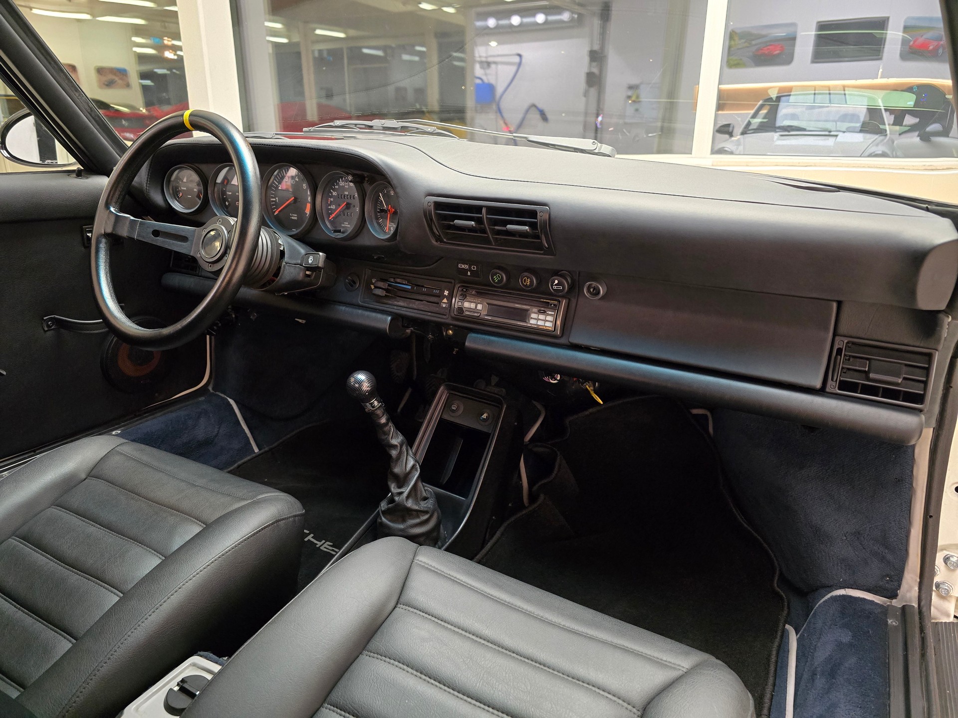 PORSCHE 911 Carrera Cabrio-image-13