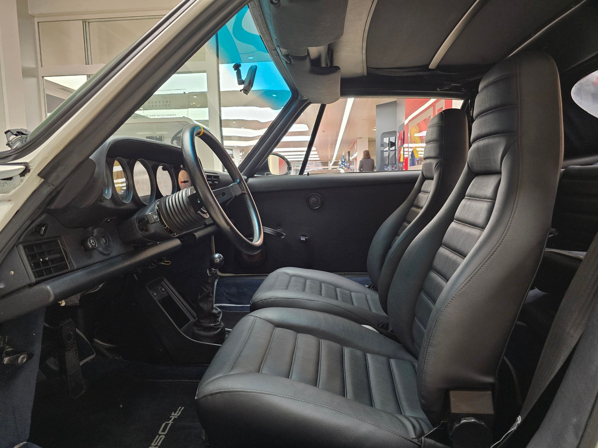 PORSCHE 911 Carrera Cabrio-image-8