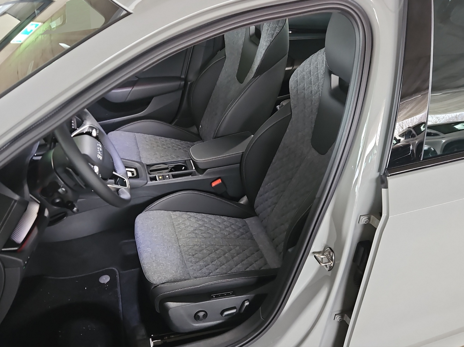SKODA Octavia Combi 2.0 TSI DSG Sport Line 4x4-image-8