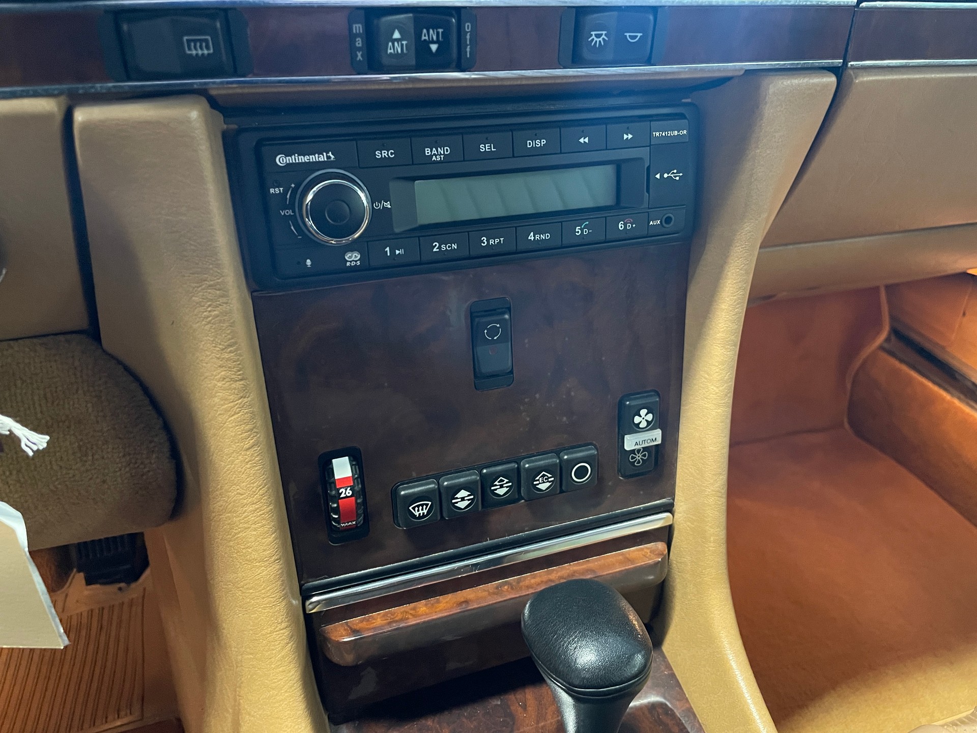 MERCEDES-BENZ SL 560-image-13