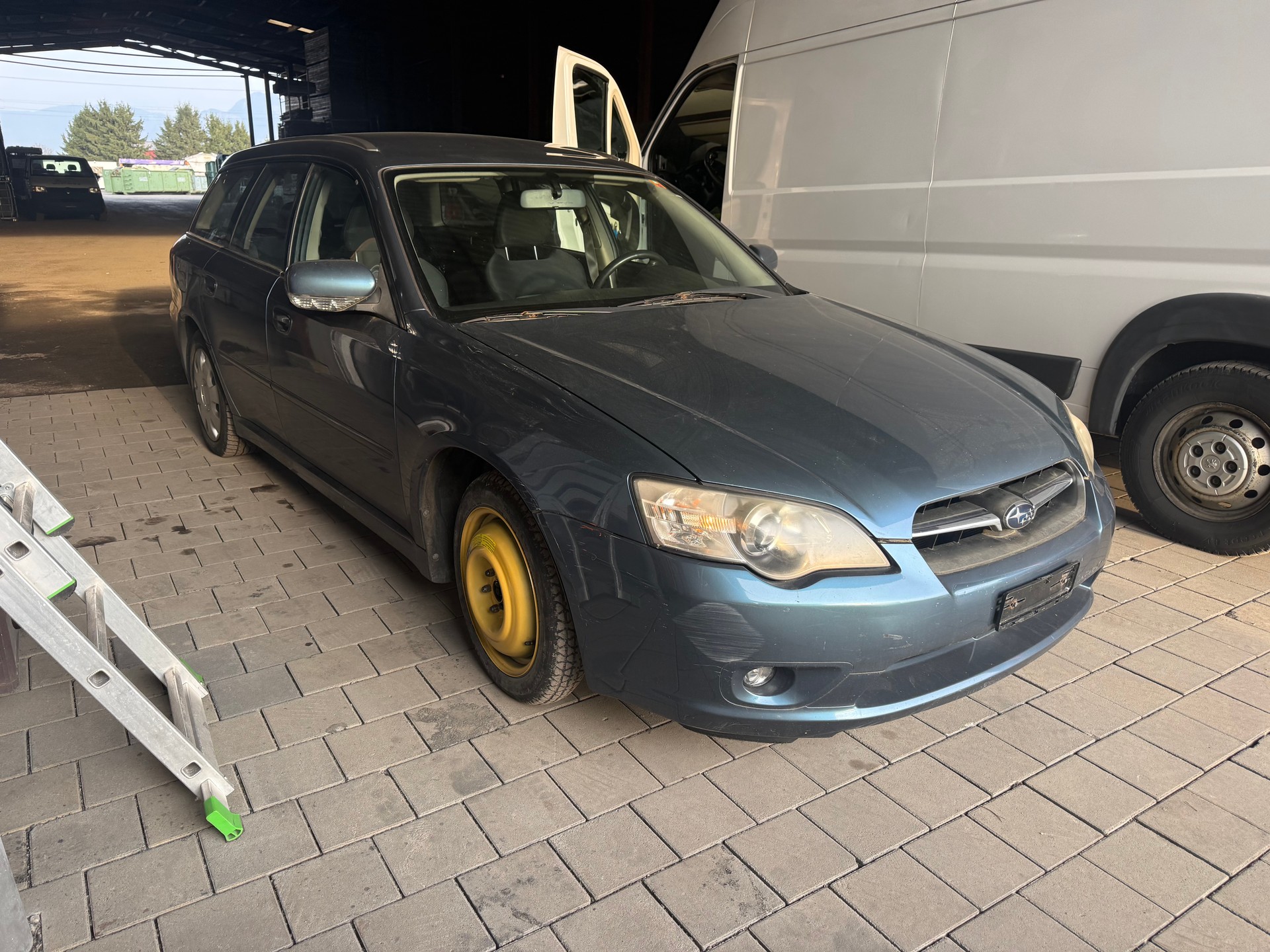 SUBARU Legacy 2.0R AWD Swiss-image-1