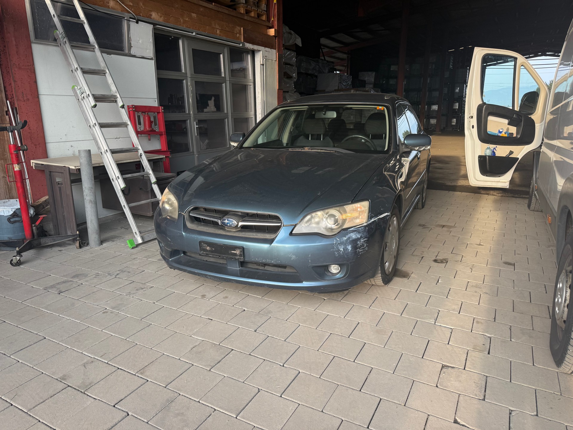 SUBARU Legacy 2.0R AWD Swiss-image-0