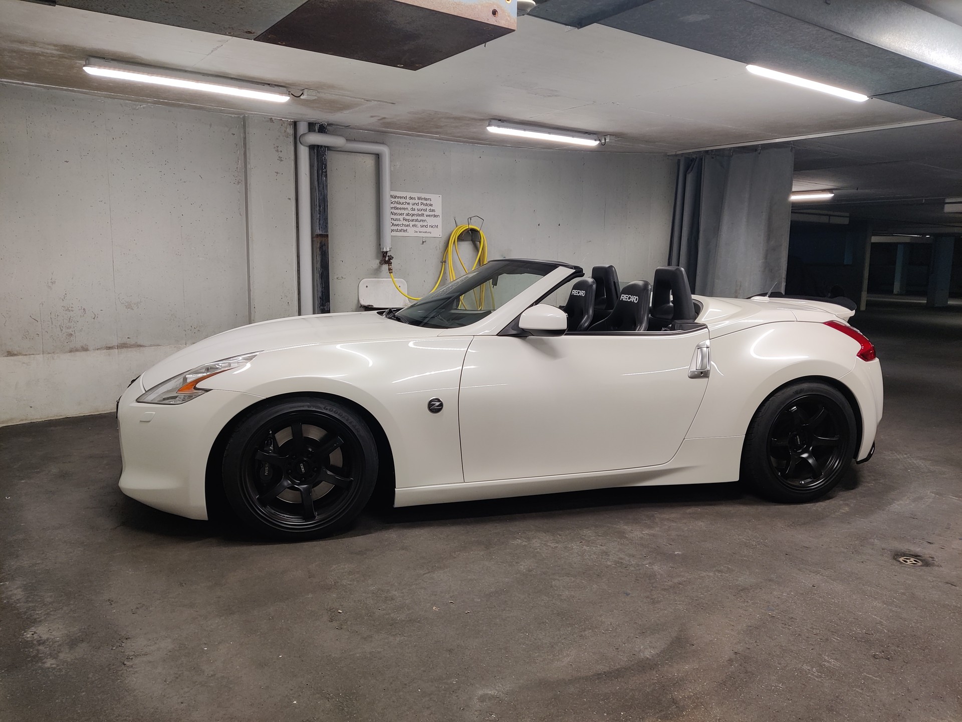 NISSAN NISSAN 370Z Roadster - Recaro/Rays/Bilstein/Invidia-image-12
