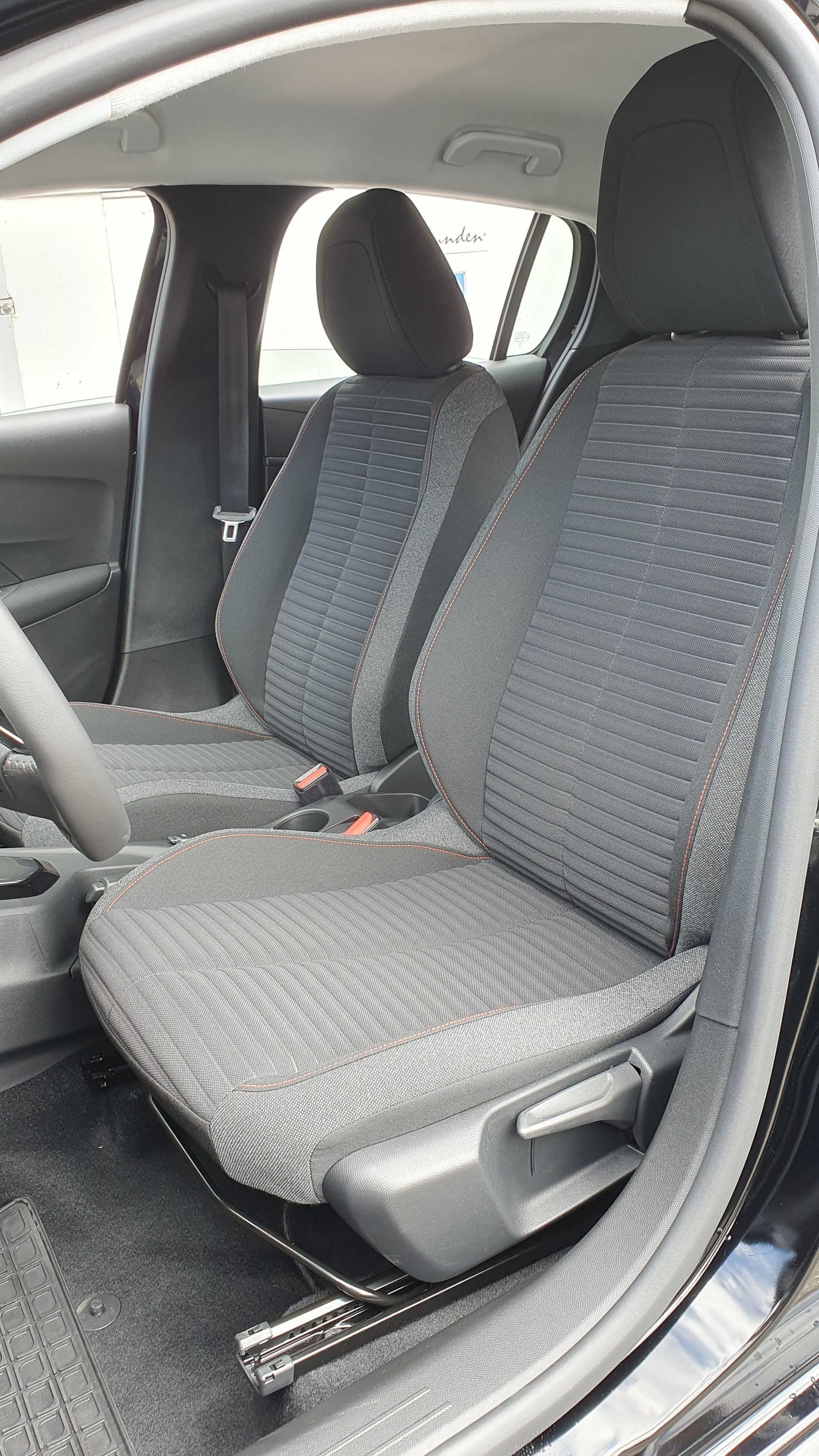 PEUGEOT 208 MHEV Allure Premium Helvetia (422)-image-5