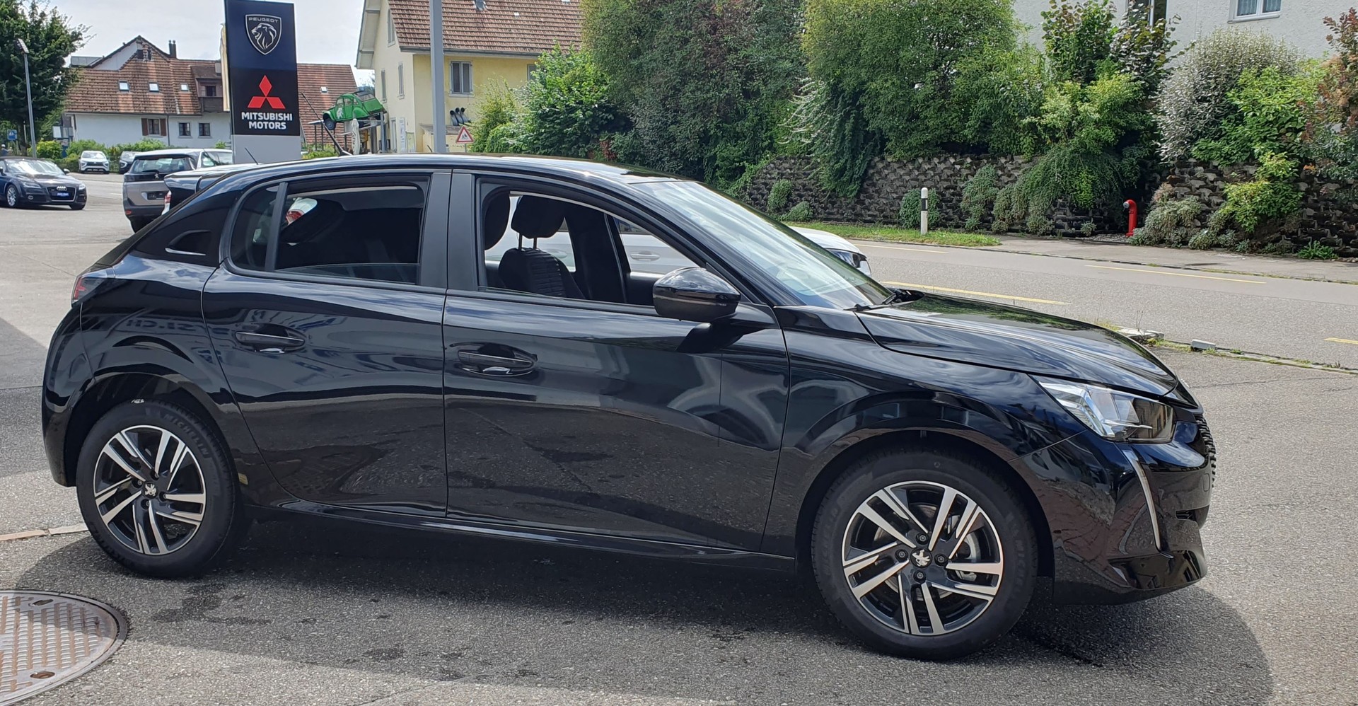 PEUGEOT 208 MHEV Allure Premium Helvetia (422)-image-3