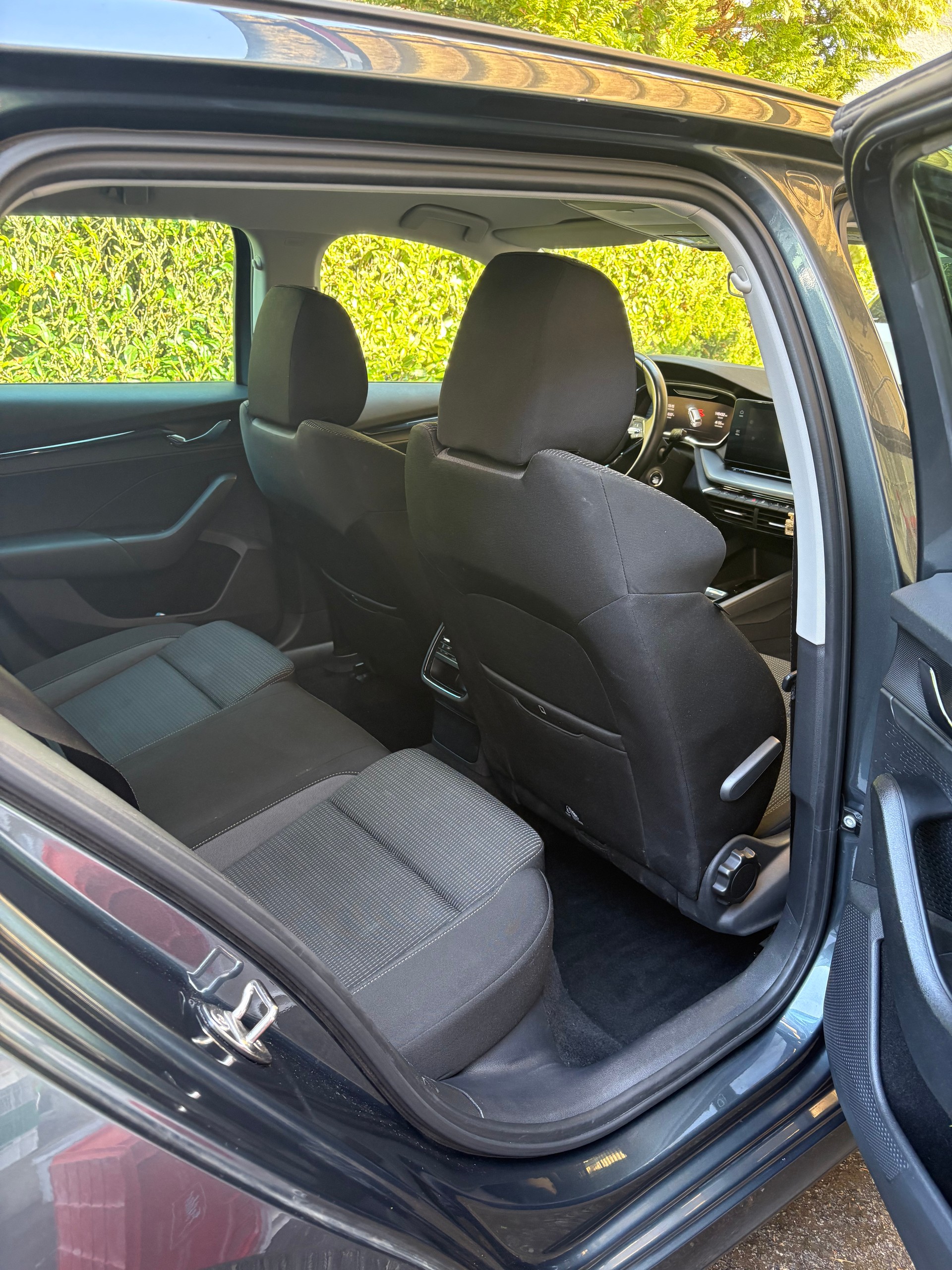 SKODA Octavia Combi 2.0 TDI DSG Ambition-image-11