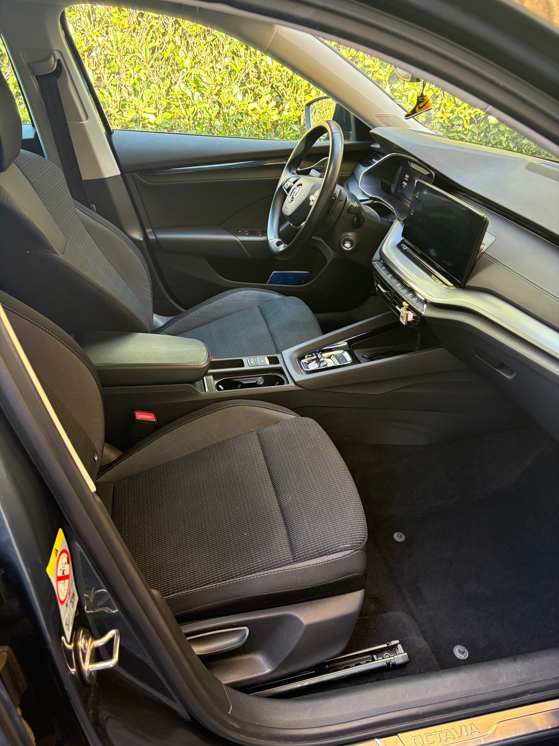 SKODA Octavia Combi 2.0 TDI DSG Ambition-image-9
