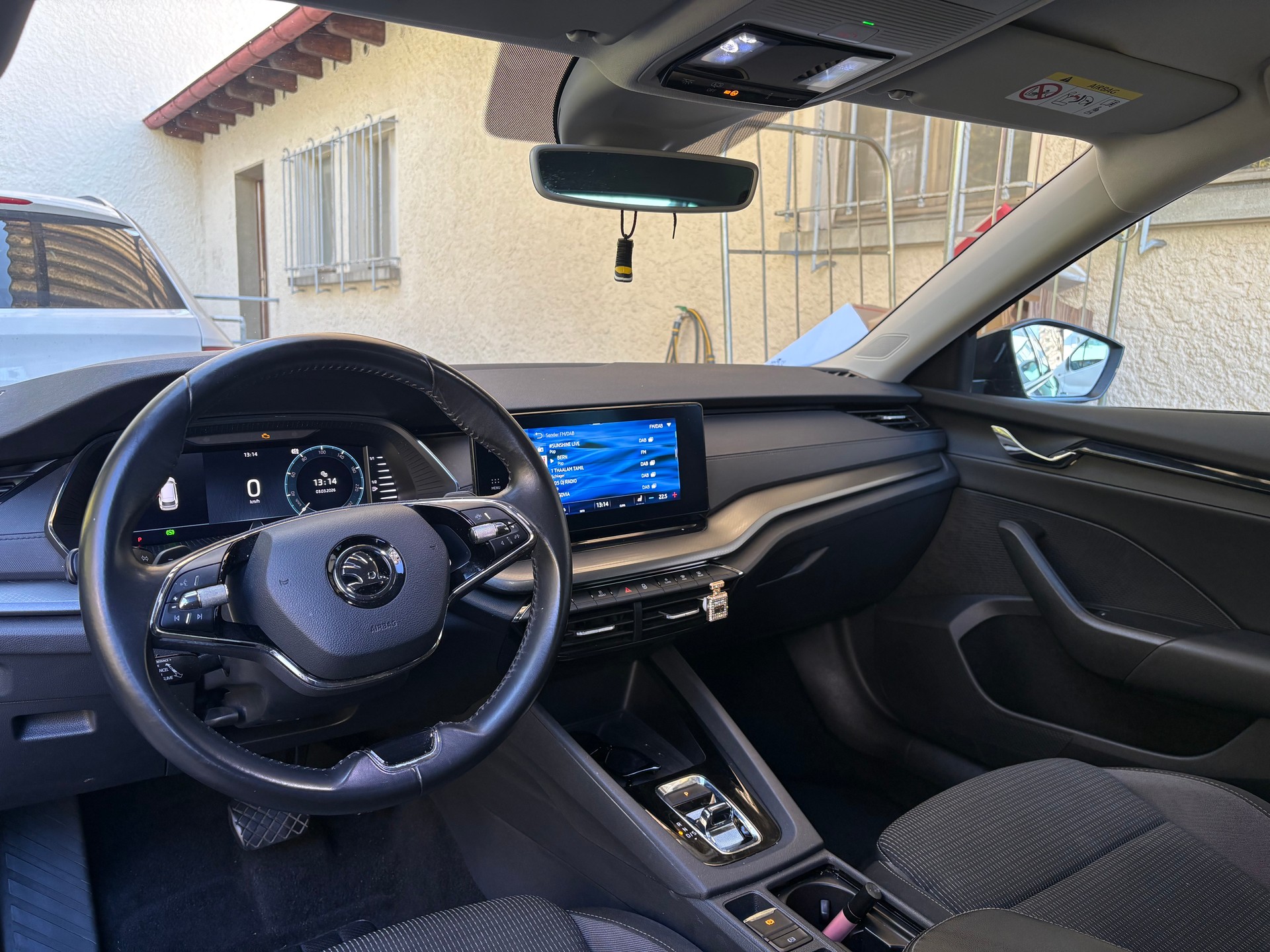 SKODA Octavia Combi 2.0 TDI DSG Ambition-image-8