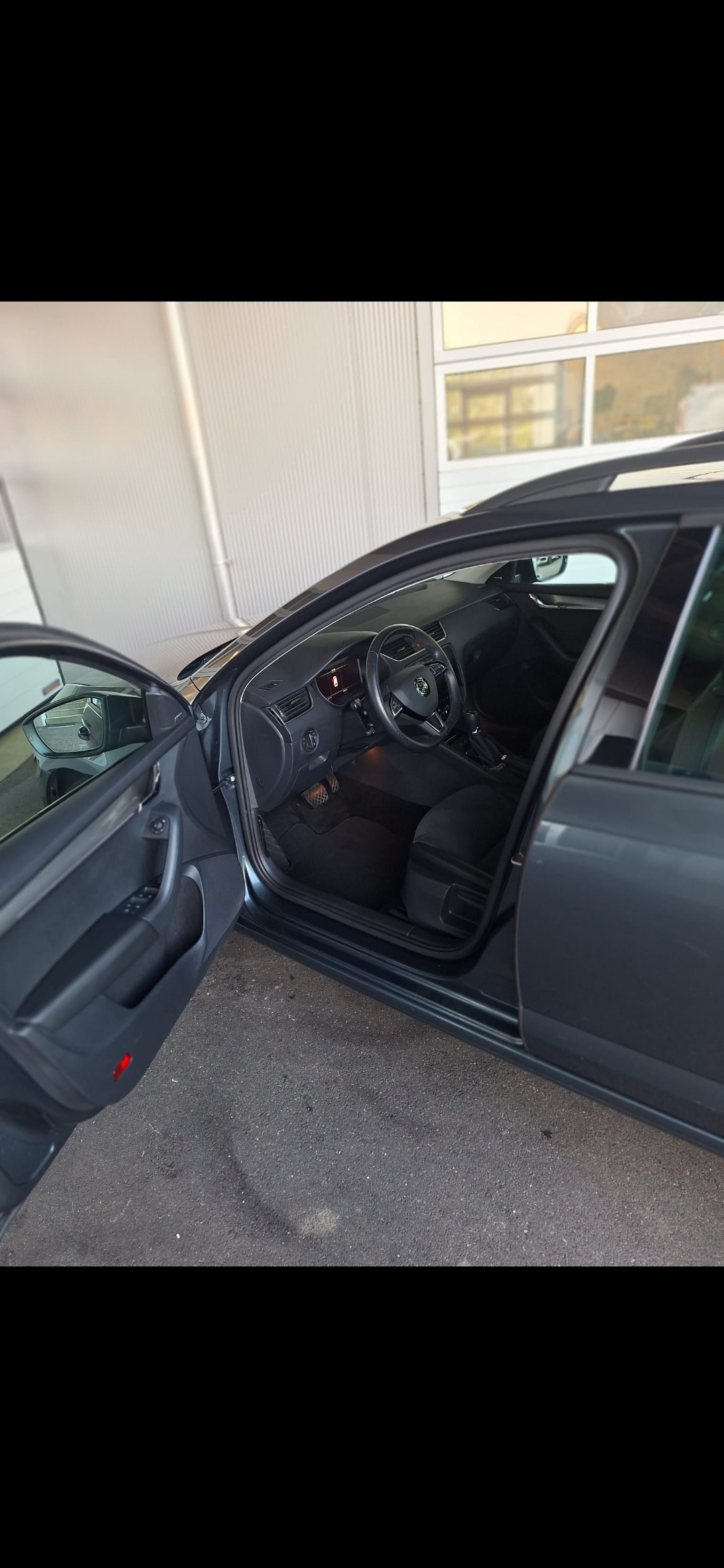 SKODA Octavia Combi 2.0 TDI Style DSG-image-12