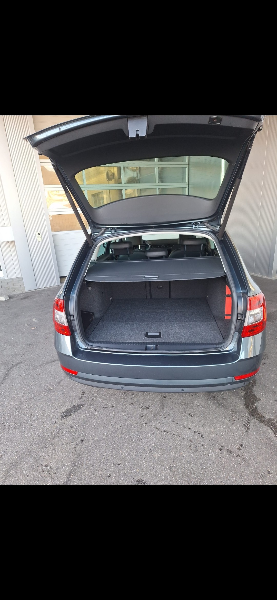 SKODA Octavia Combi 2.0 TDI Style DSG-image-9