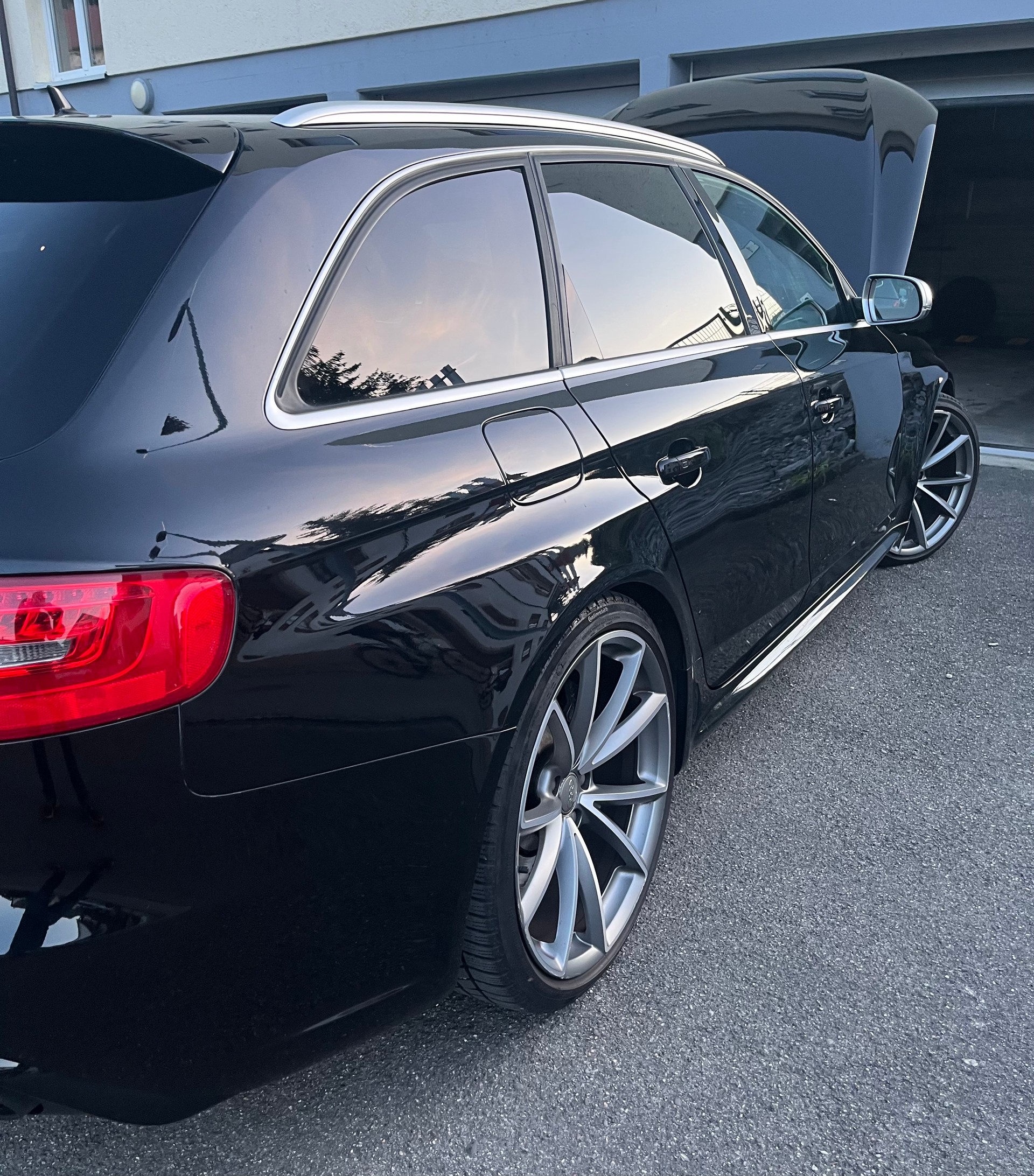 AUDI RS4 Avant 4.2 FSI V8 quattro S-tronic-image-3