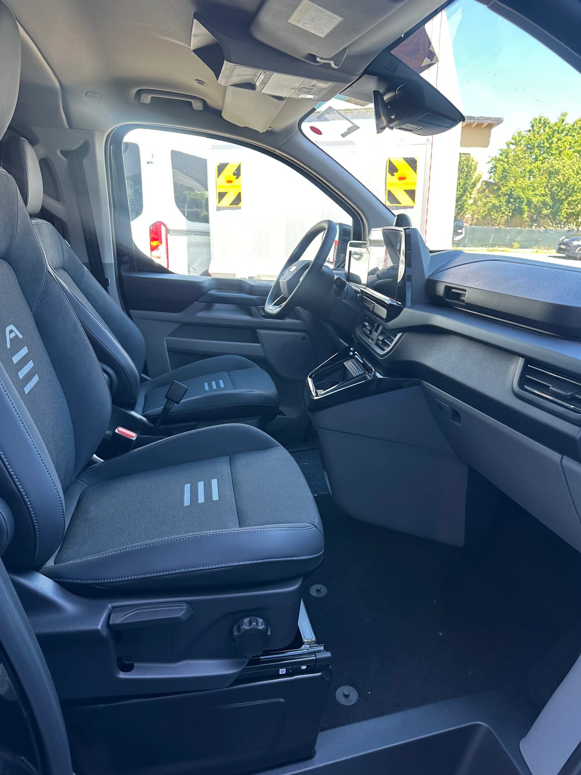 FORD Tourneo Custom 320 L1 2.0 EcoBl Active/170CV/Aut.4x4-image-13
