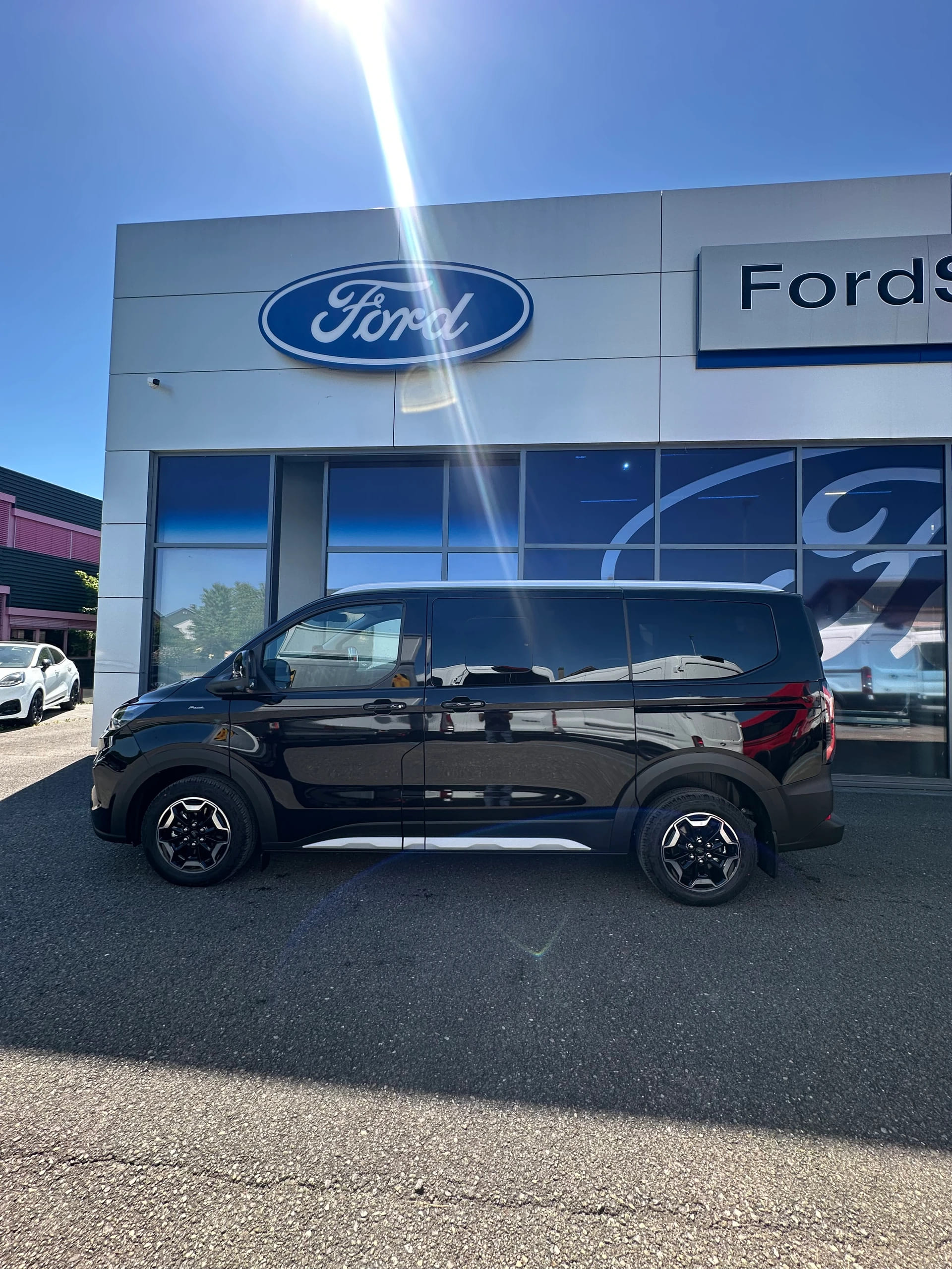 FORD Tourneo Custom 320 L1 2.0 EcoBl Active/170CV/Aut.4x4-image-2