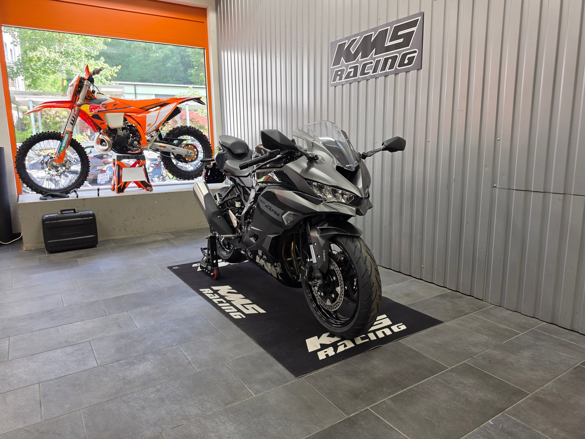 KAWASAKI Ninja ZX-4RR-showroom-element-2