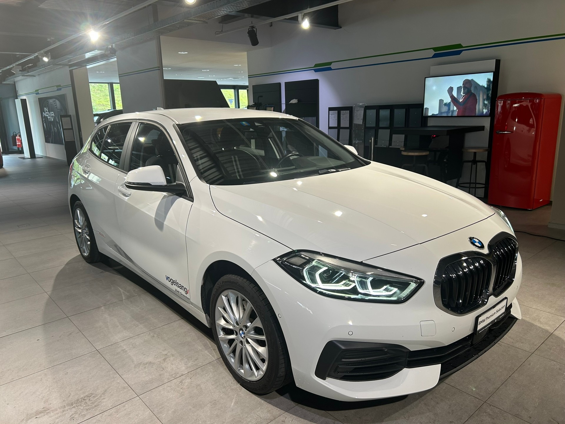 BMW 118i Essential Edition Steptronic-image-3