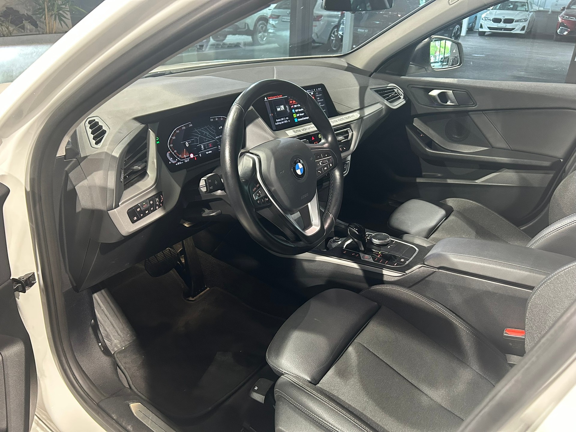 BMW 118i Essential Edition Steptronic-image-23