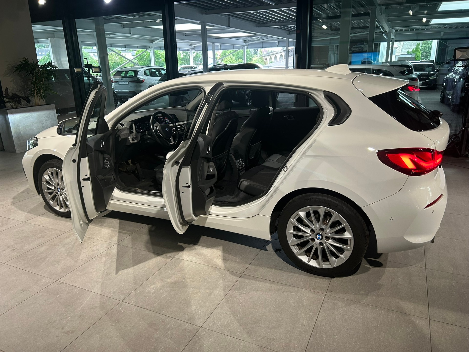 BMW 118i Essential Edition Steptronic-image-16