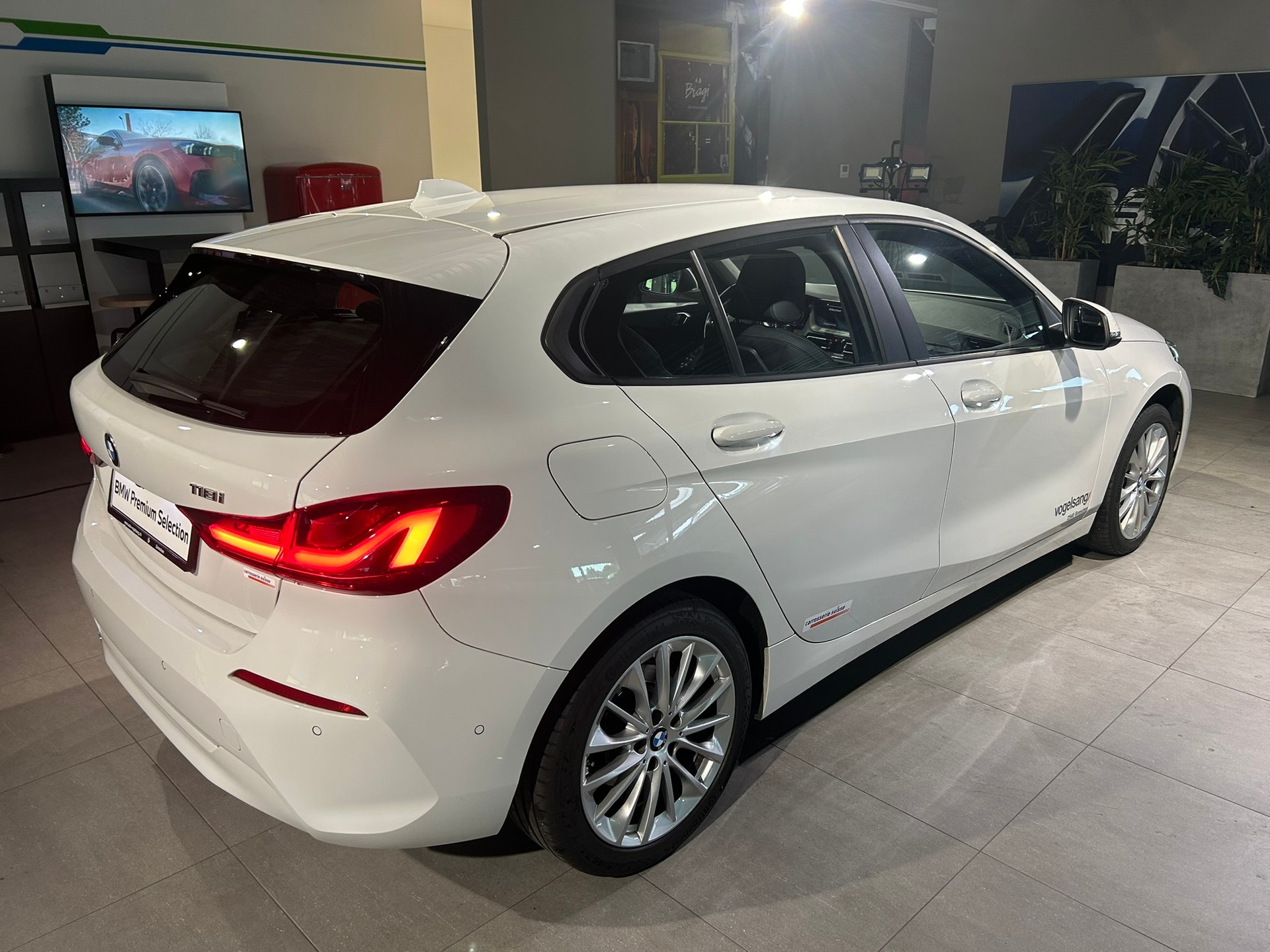 BMW 118i Essential Edition Steptronic-image-15