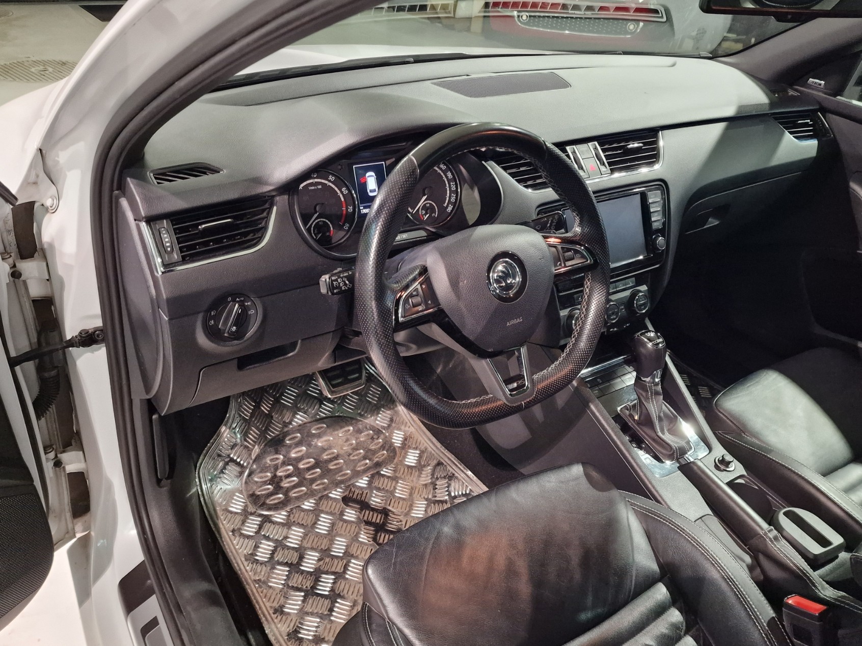 SKODA Octavia Combi 2.0 TSI RS 230 DSG-image-9