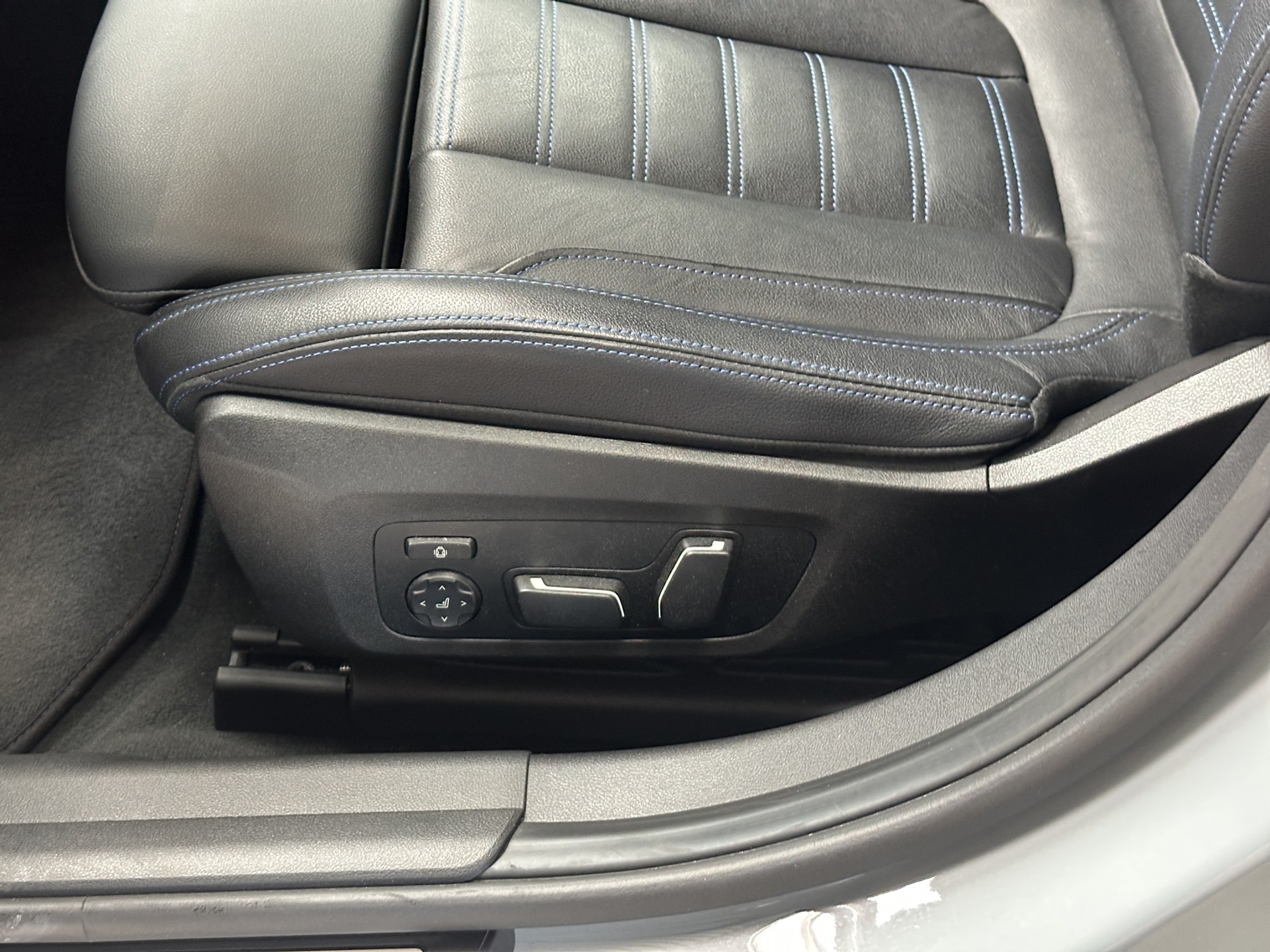 BMW 320d xDrive 48V Steptronic M Sport-image-9
