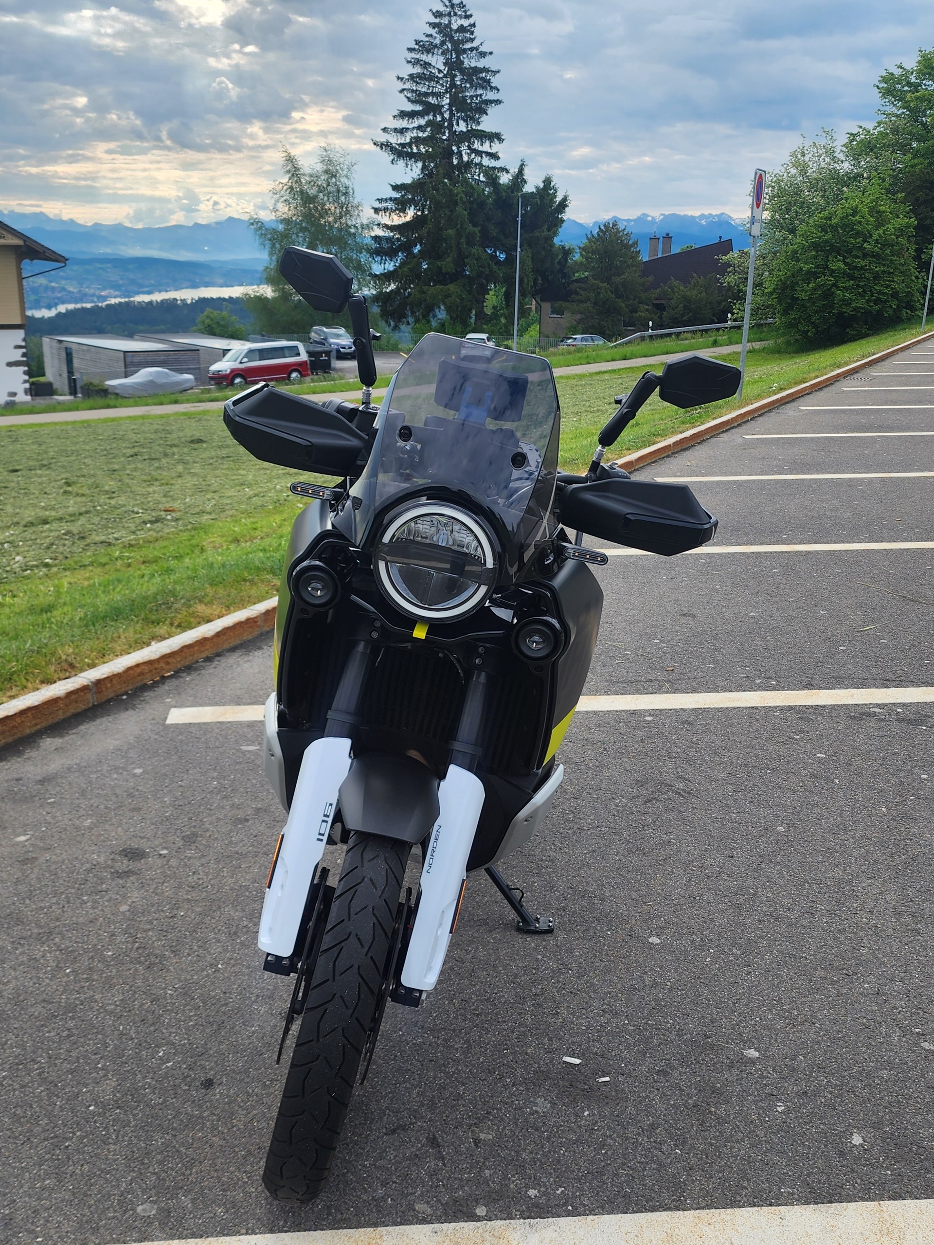HUSQVARNA Norden 901-image-1