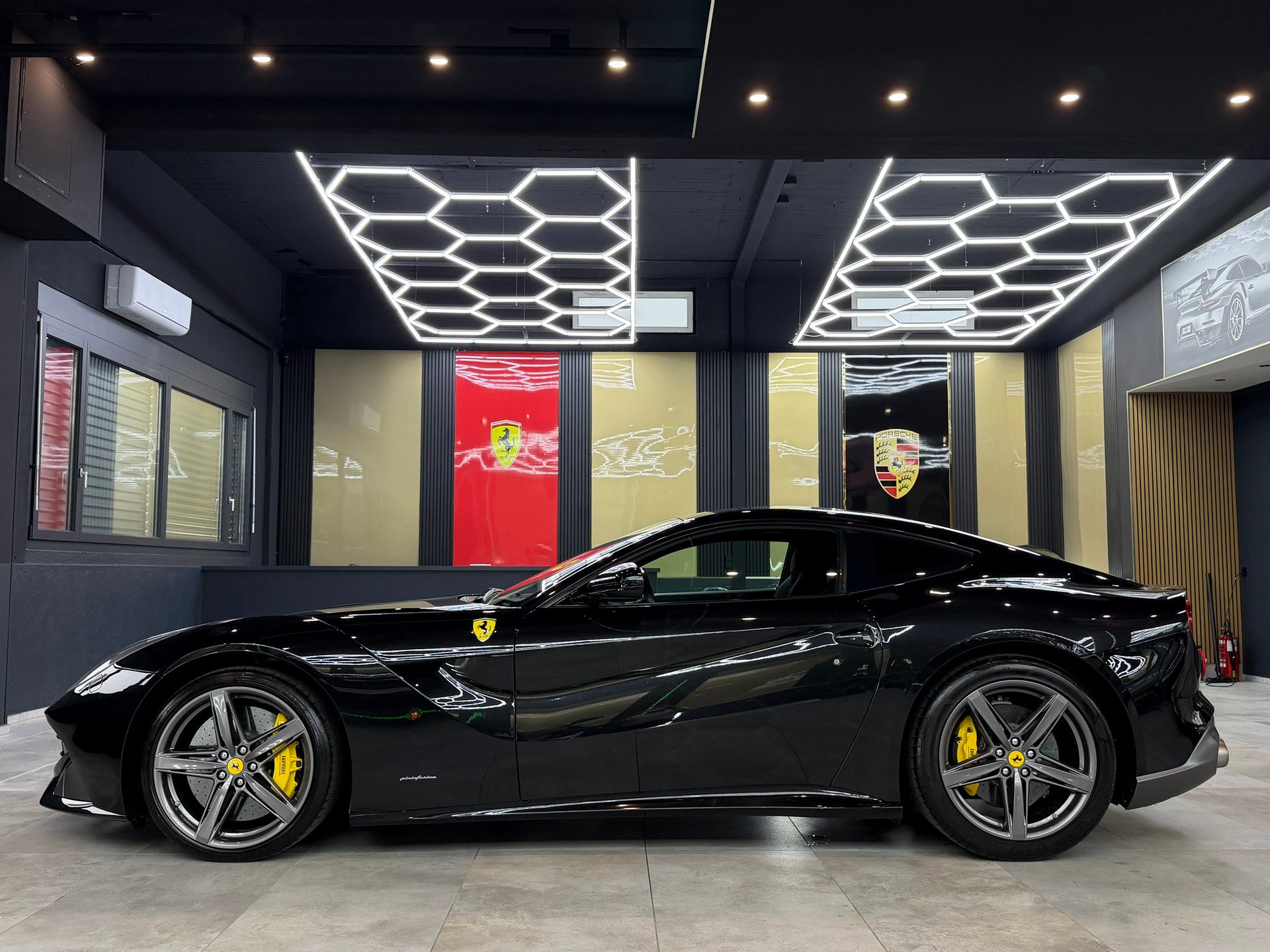 FERRARI F12 Berlinetta-image-7