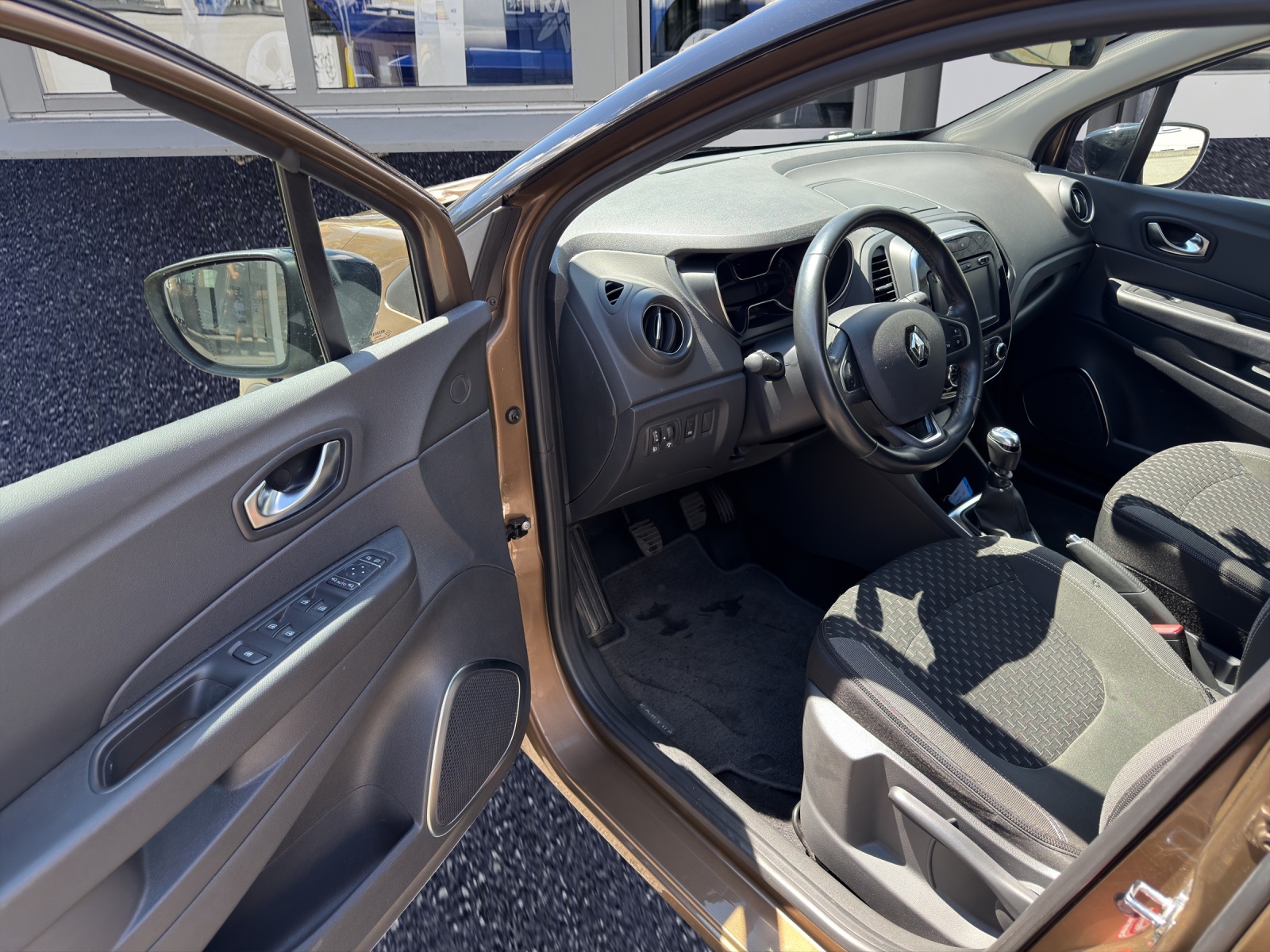 RENAULT Captur 1.2 T 16V Intens-image-8