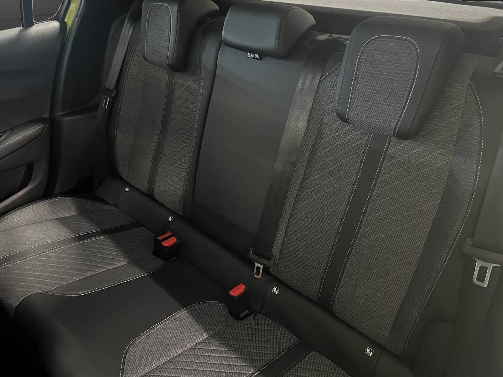 PEUGEOT 208 1.2 MHEV 110 Allure Premium-image-8