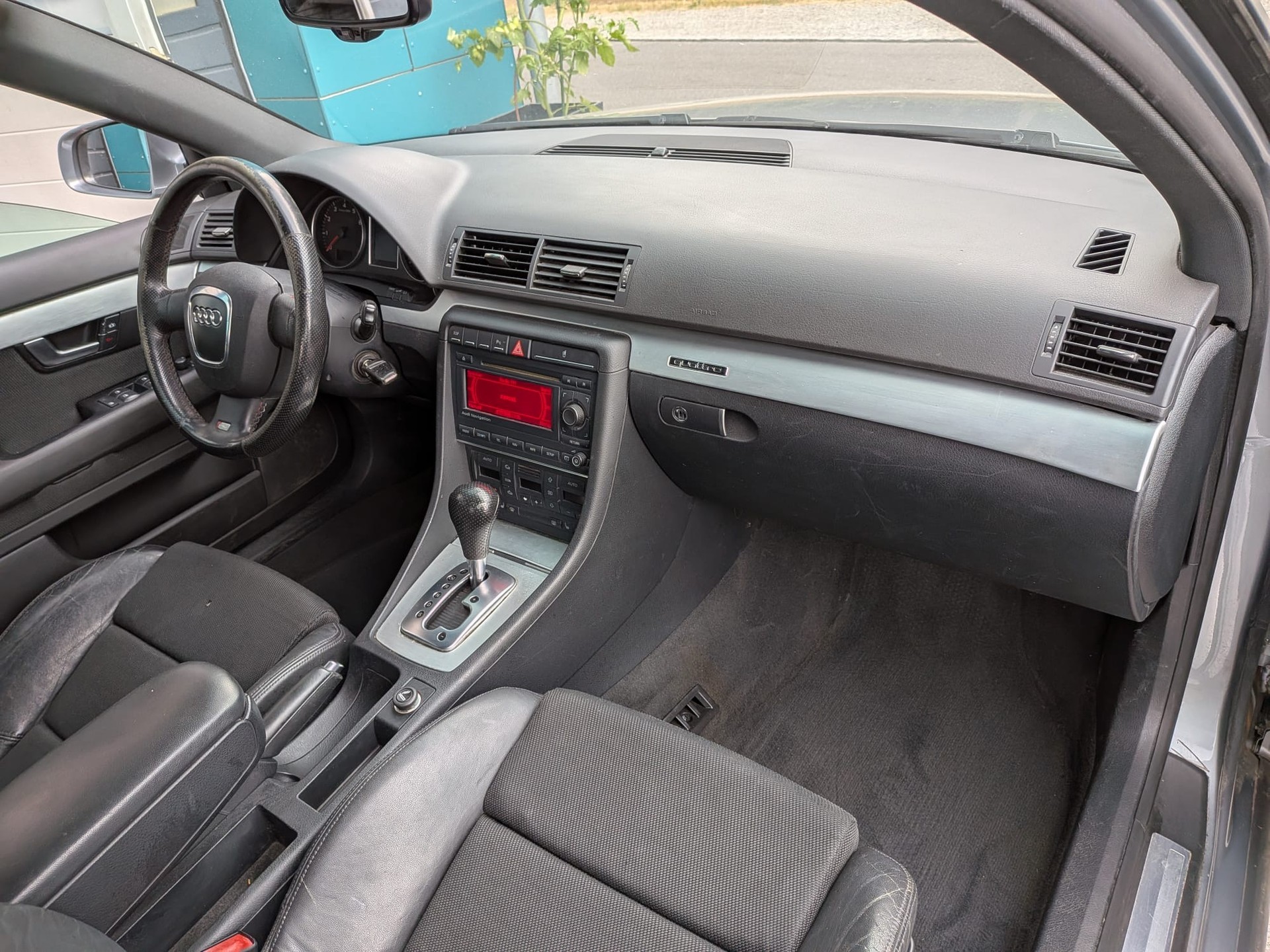 AUDI A4 Avant 2.0 Turbo FSI quattro-image-10