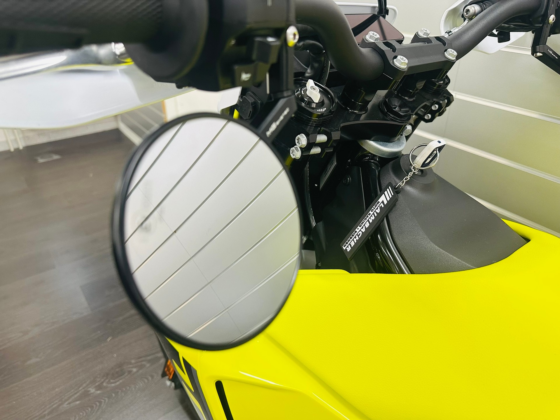 HUSQVARNA 701 Supermoto (35kW)-showroom-element-2