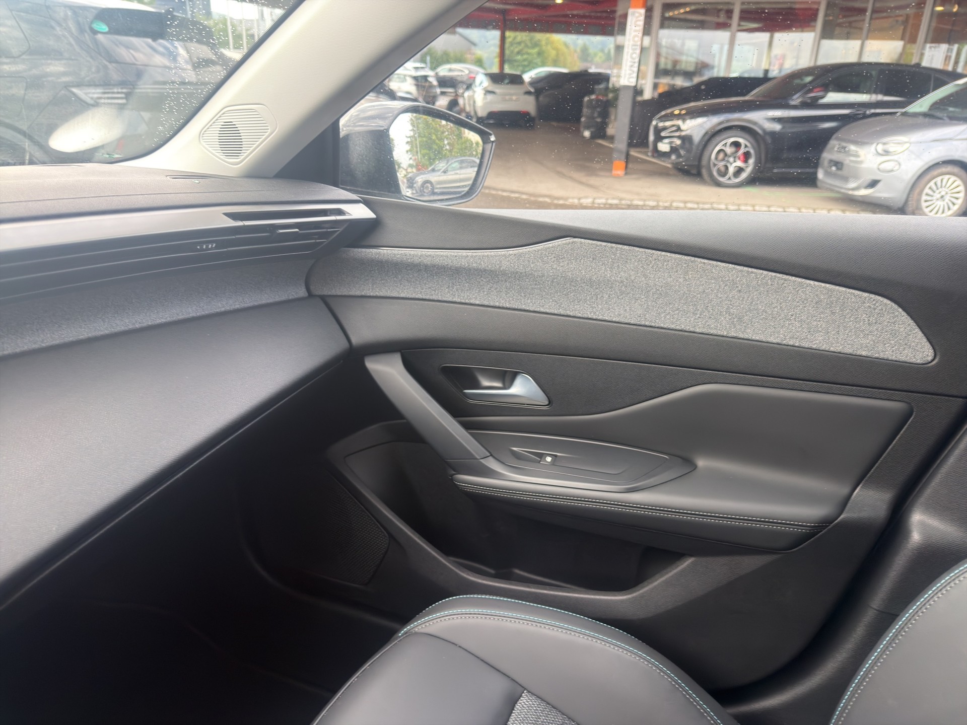 PEUGEOT 308 SW 1.2 PureTech Allure-image-38