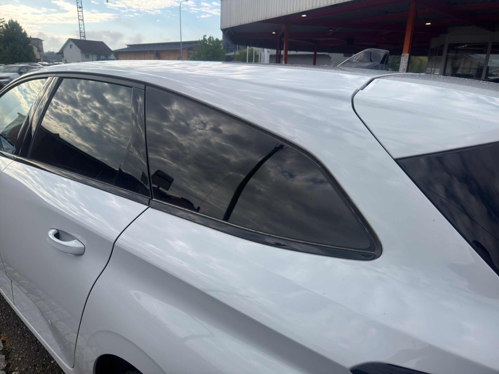 PEUGEOT 308 SW 1.2 PureTech Allure-image-28