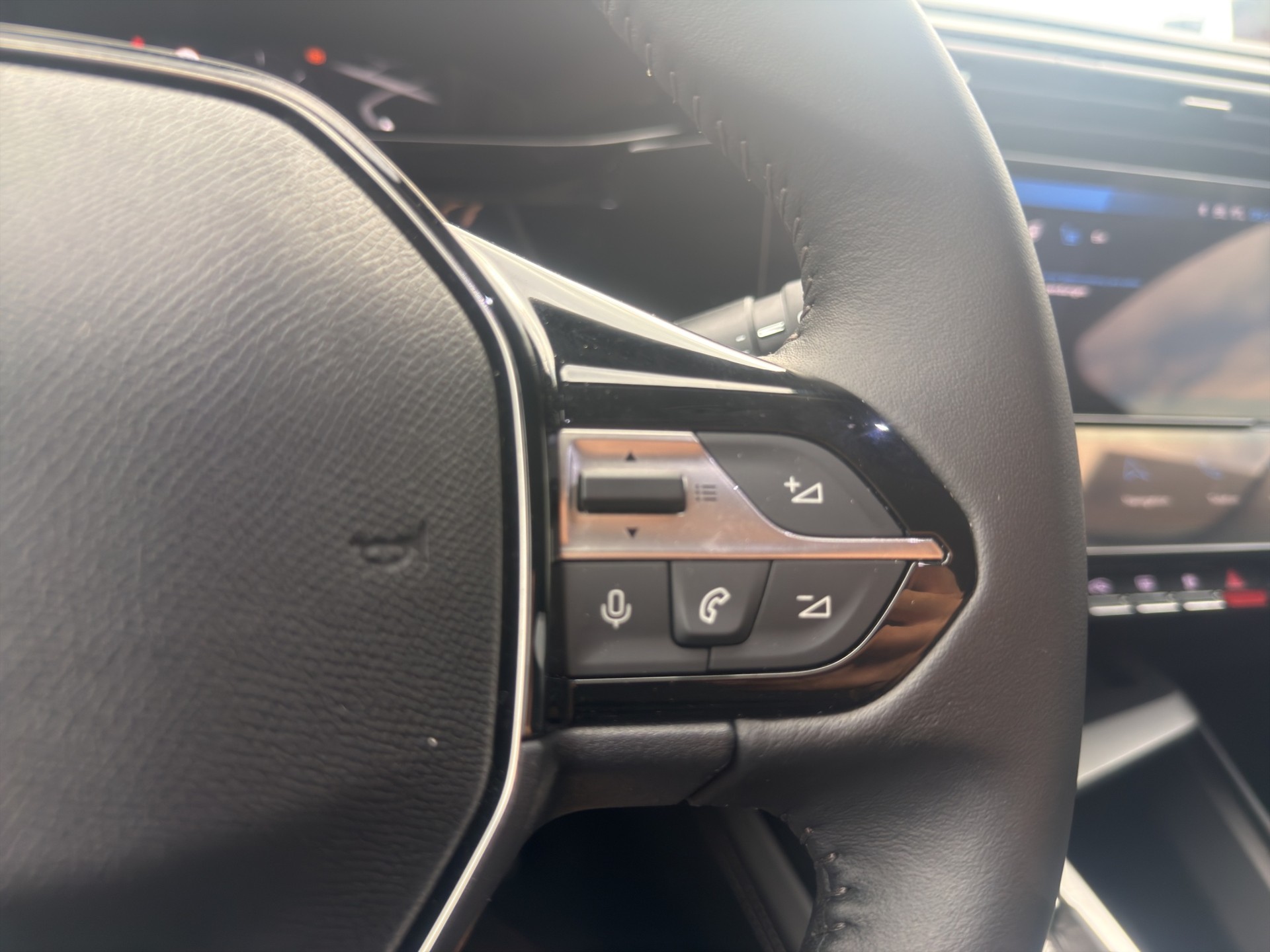 PEUGEOT 308 SW 1.2 PureTech Allure-image-43