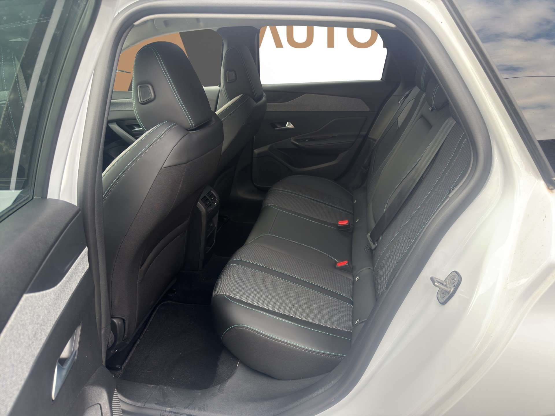 PEUGEOT 308 SW 1.2 PureTech Allure-image-16