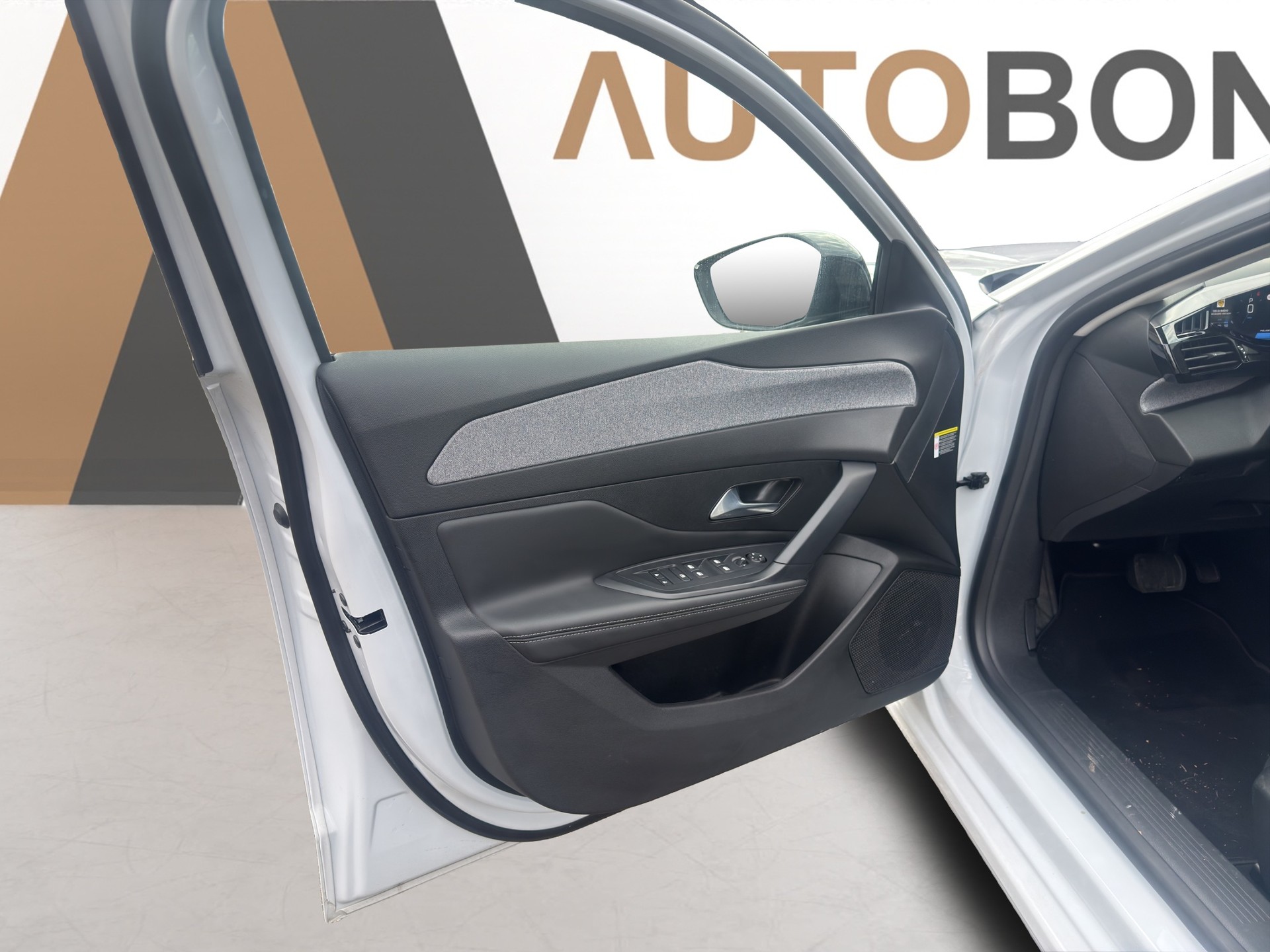 PEUGEOT 308 SW 1.2 PureTech Allure-image-60
