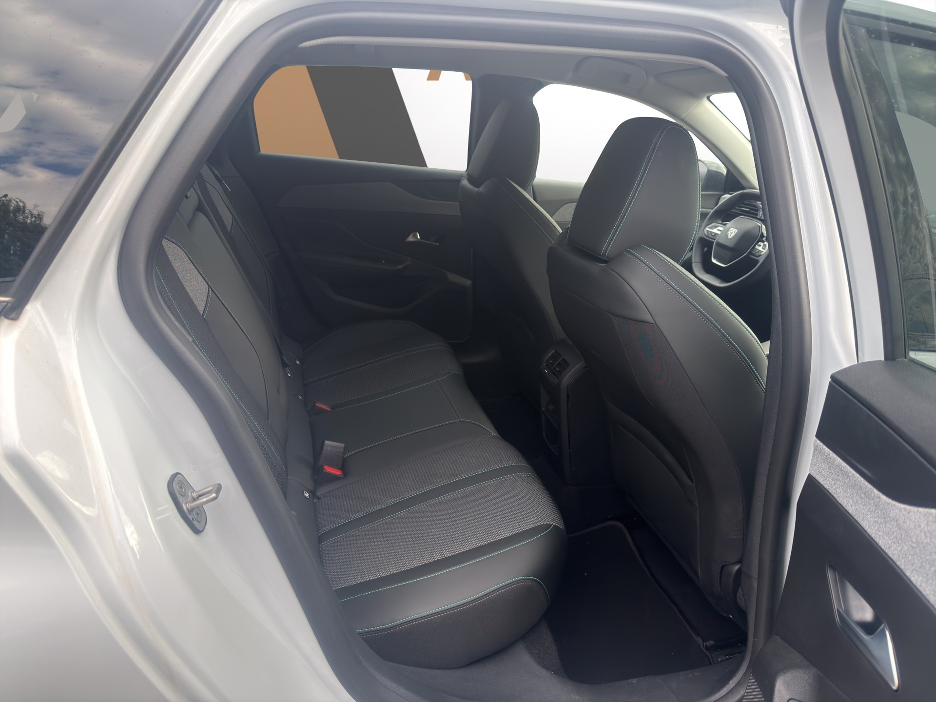 PEUGEOT 308 SW 1.2 PureTech Allure-image-15