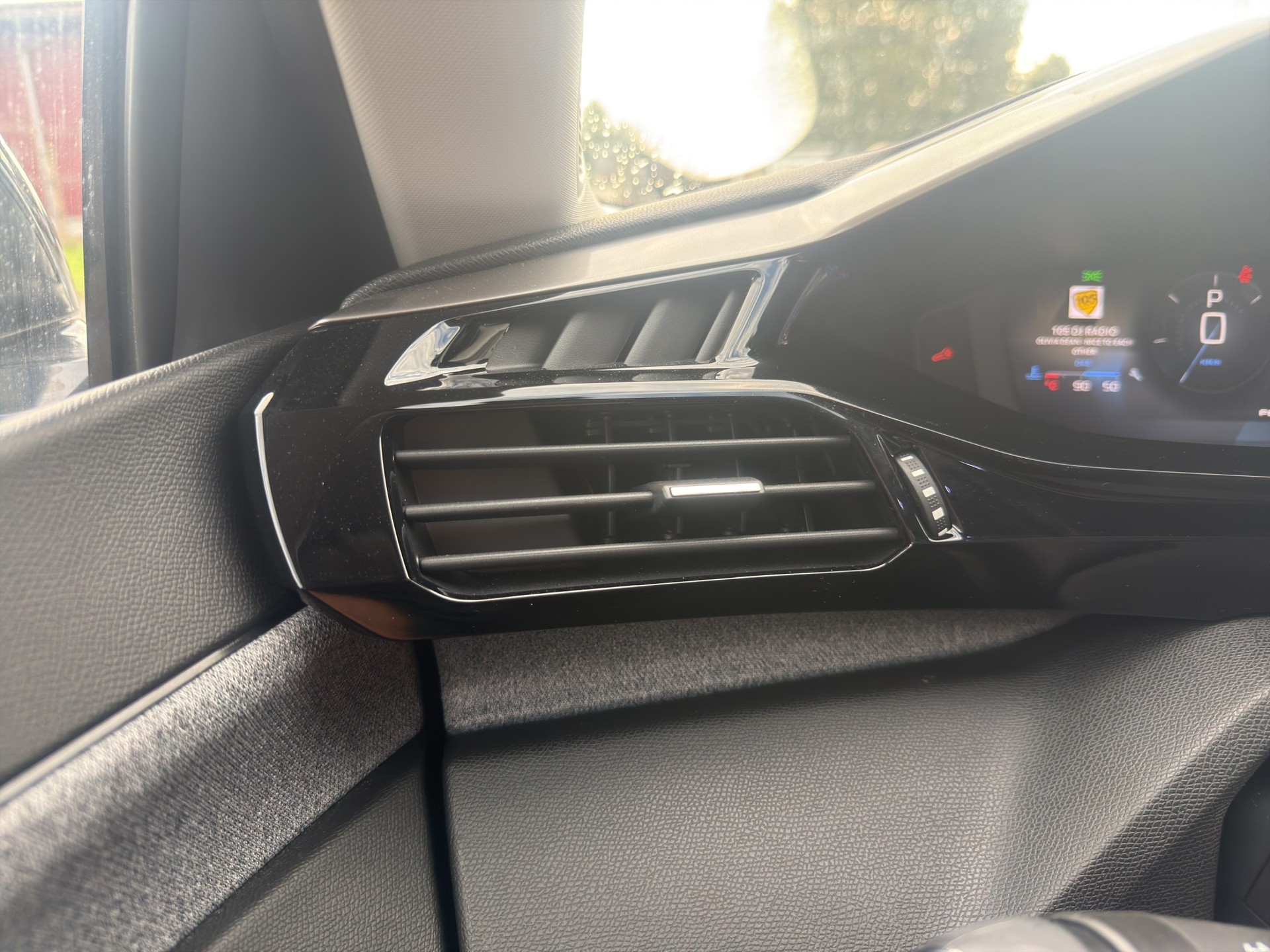 PEUGEOT 308 SW 1.2 PureTech Allure-image-45
