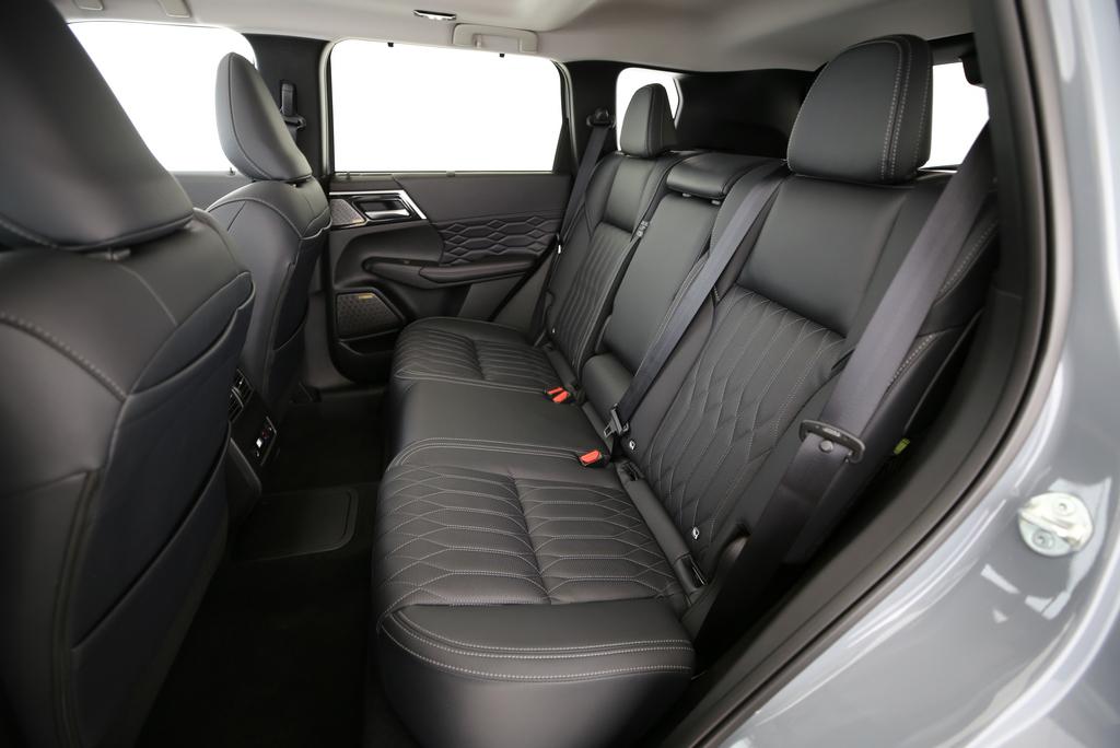 MITSUBISHI Outlander 2.4 PHEV Instyle 4x4-image-9