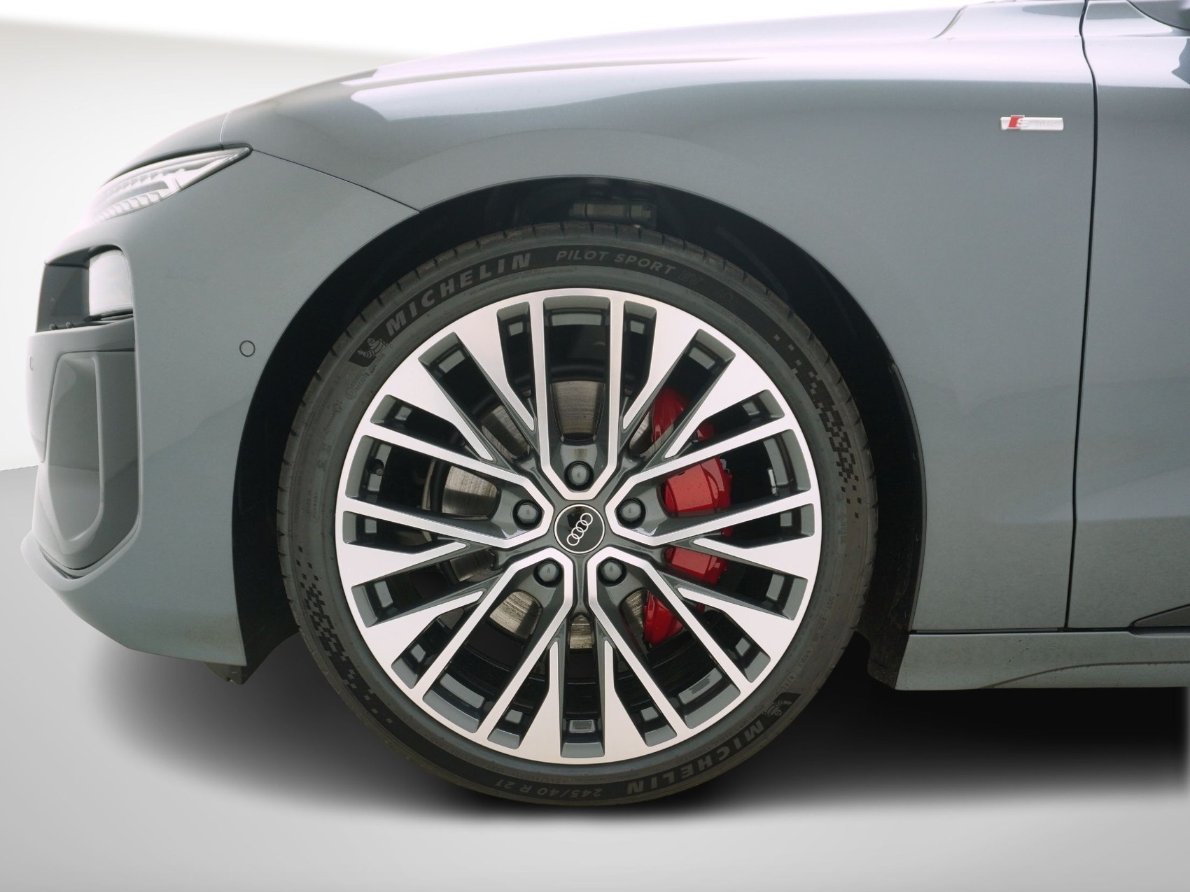 AUDI A6 e-tron Avant quattro S line-image-9