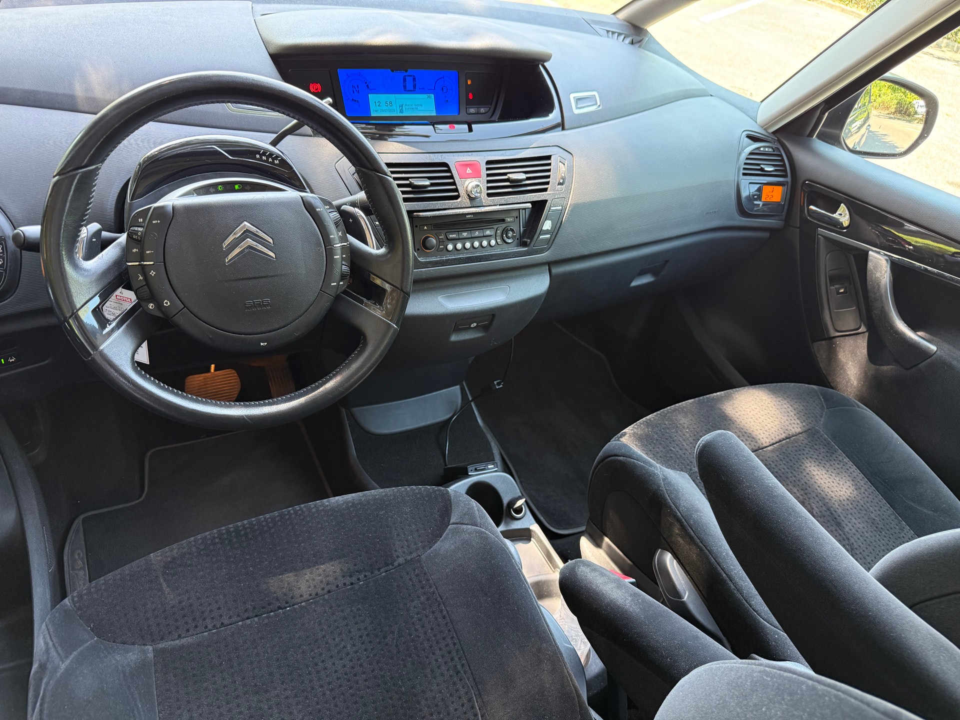 CITROEN Grand C4 Picasso 2.0 HDI Dynamique BMP6-image-8