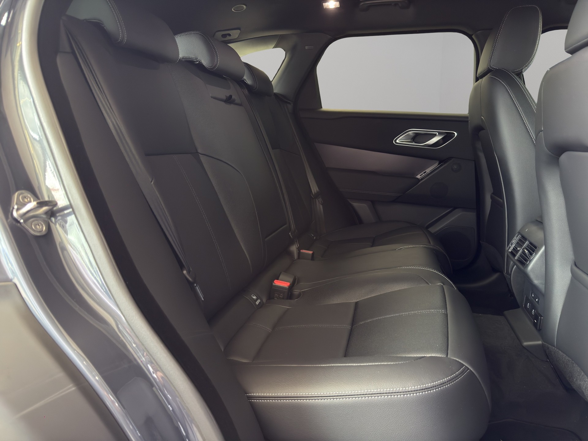 LAND ROVER Range Rover Velar 2.0 P400e Belgravia Edition-image-16