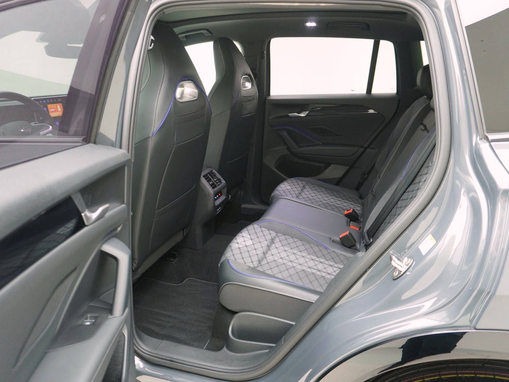 VW Tiguan 2.0 TDI DSG R-Line Black Style 4Motion (2025)-image-10