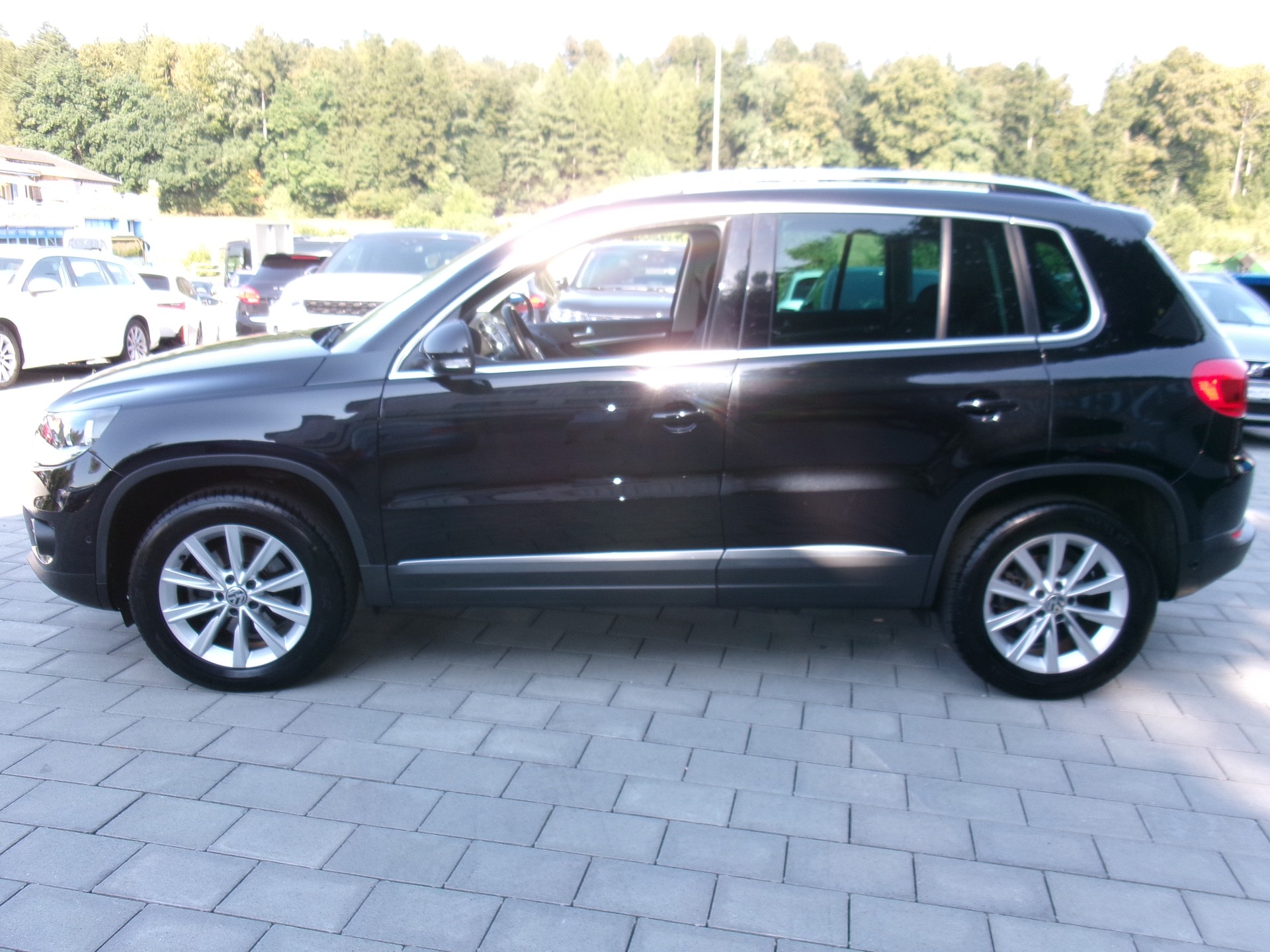 VW Tiguan 2.0 TDI BlueMotion Sport&Style 4Motion-image-2