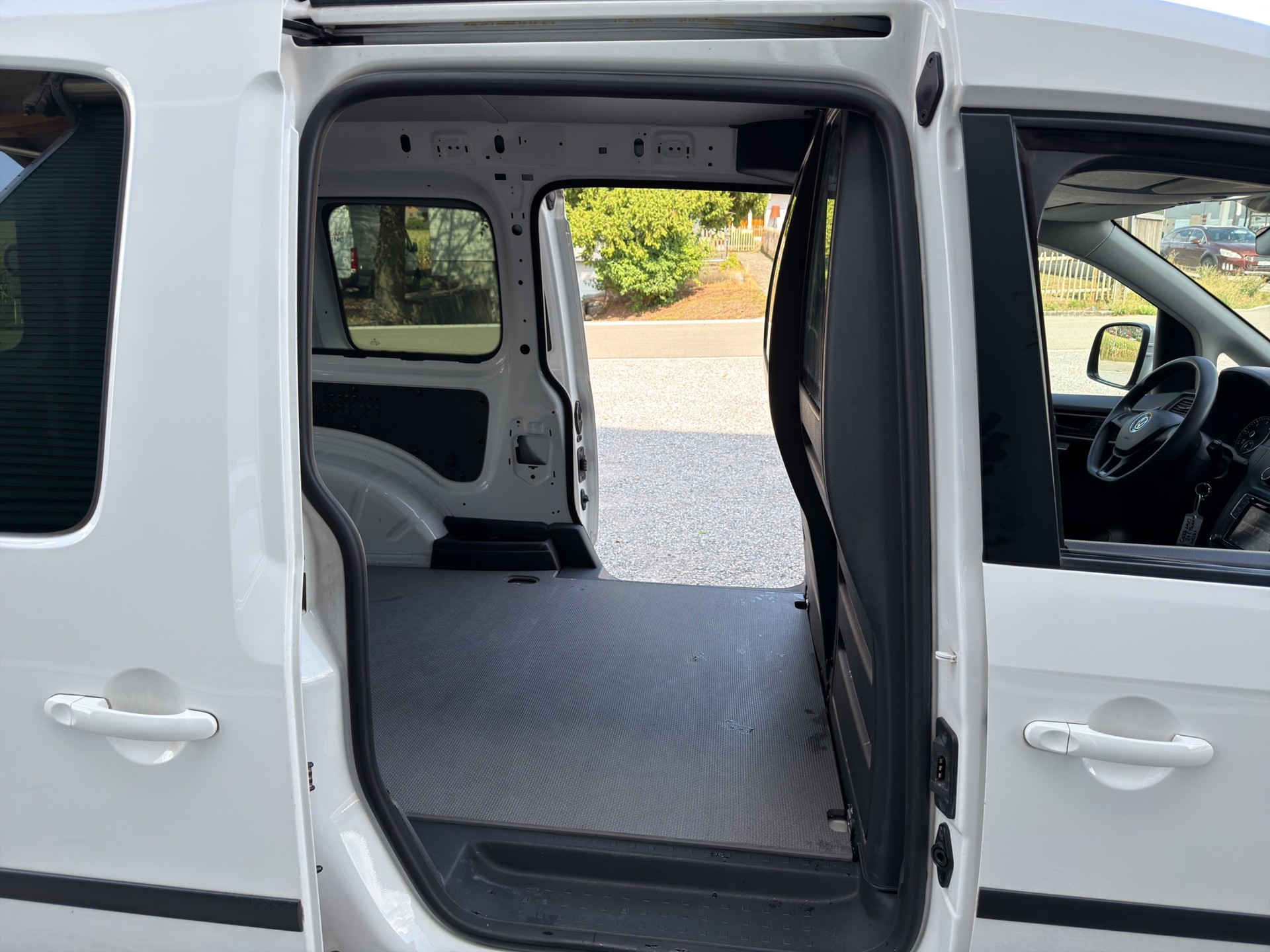 VW Caddy Maxi 2.0TDI BlueMotion Technology DSG-image-12