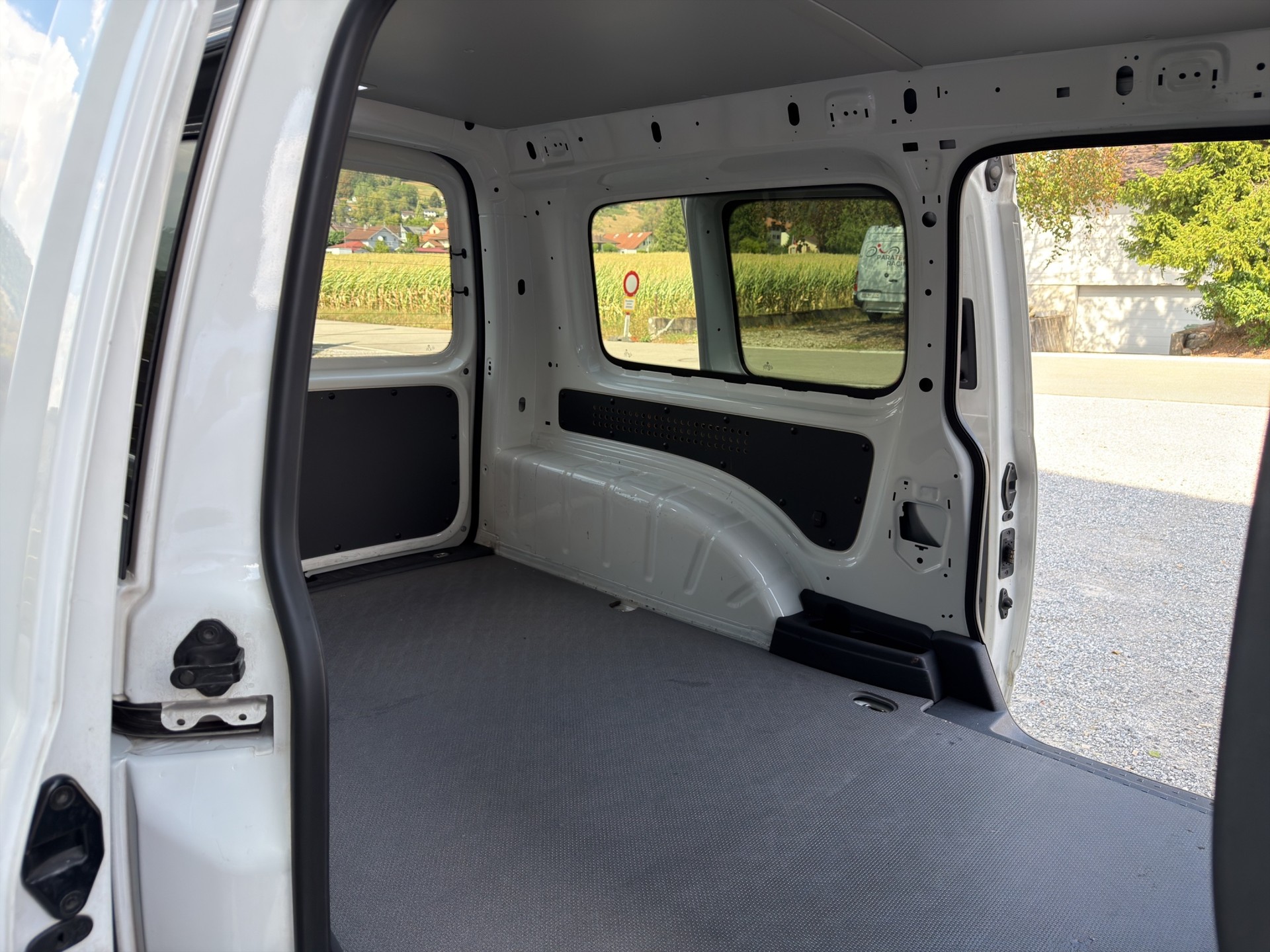 VW Caddy Maxi 2.0TDI BlueMotion Technology DSG-image-13