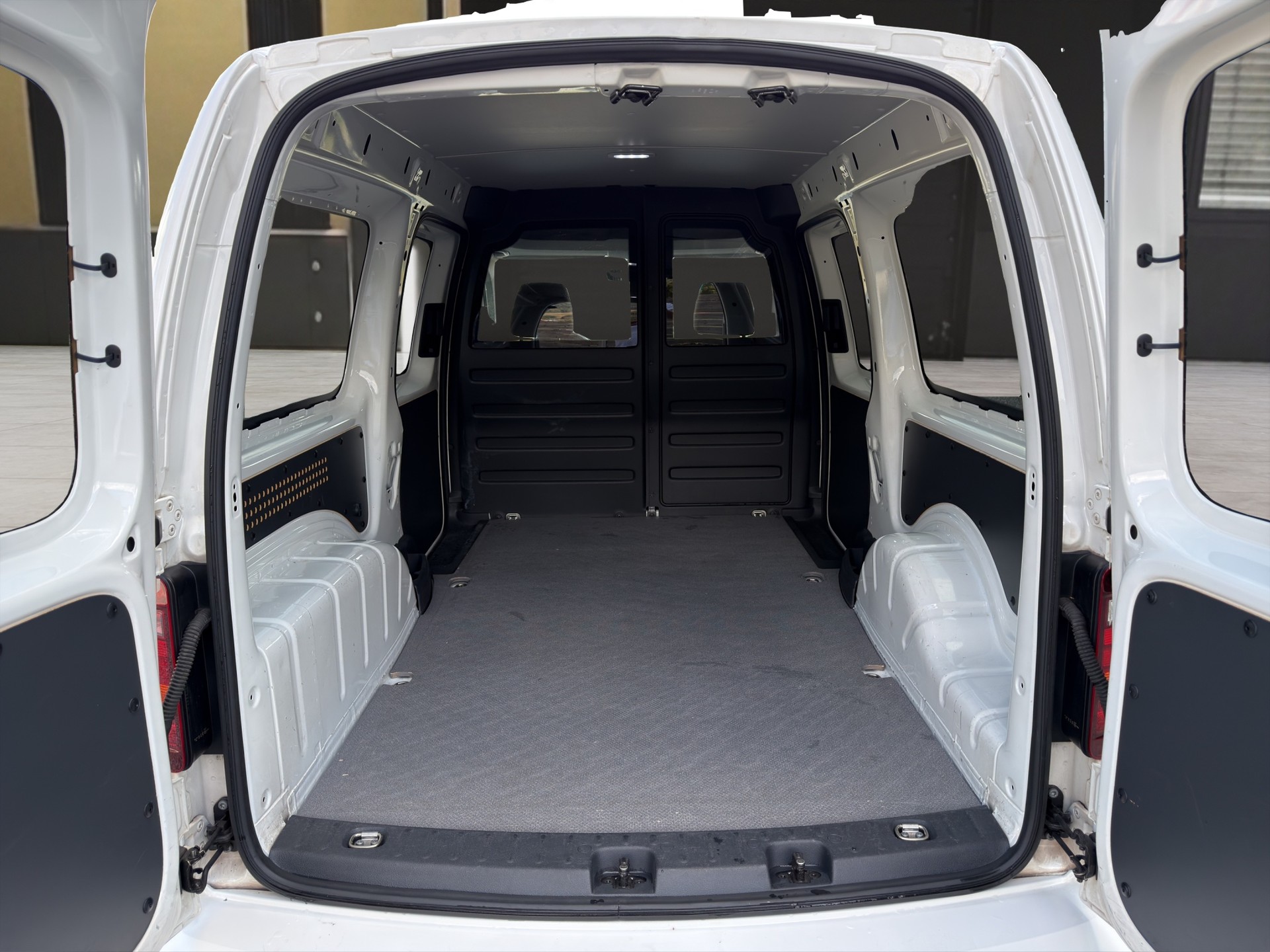 VW Caddy Maxi 2.0TDI BlueMotion Technology DSG-image-14