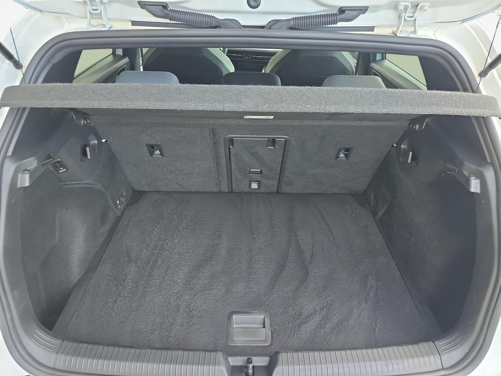VW Golf VIII 1.5 eTSI R-Line DSG-image-11