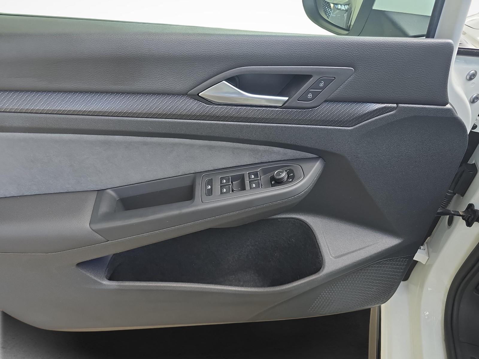 VW Golf VIII 1.5 eTSI R-Line DSG-image-16