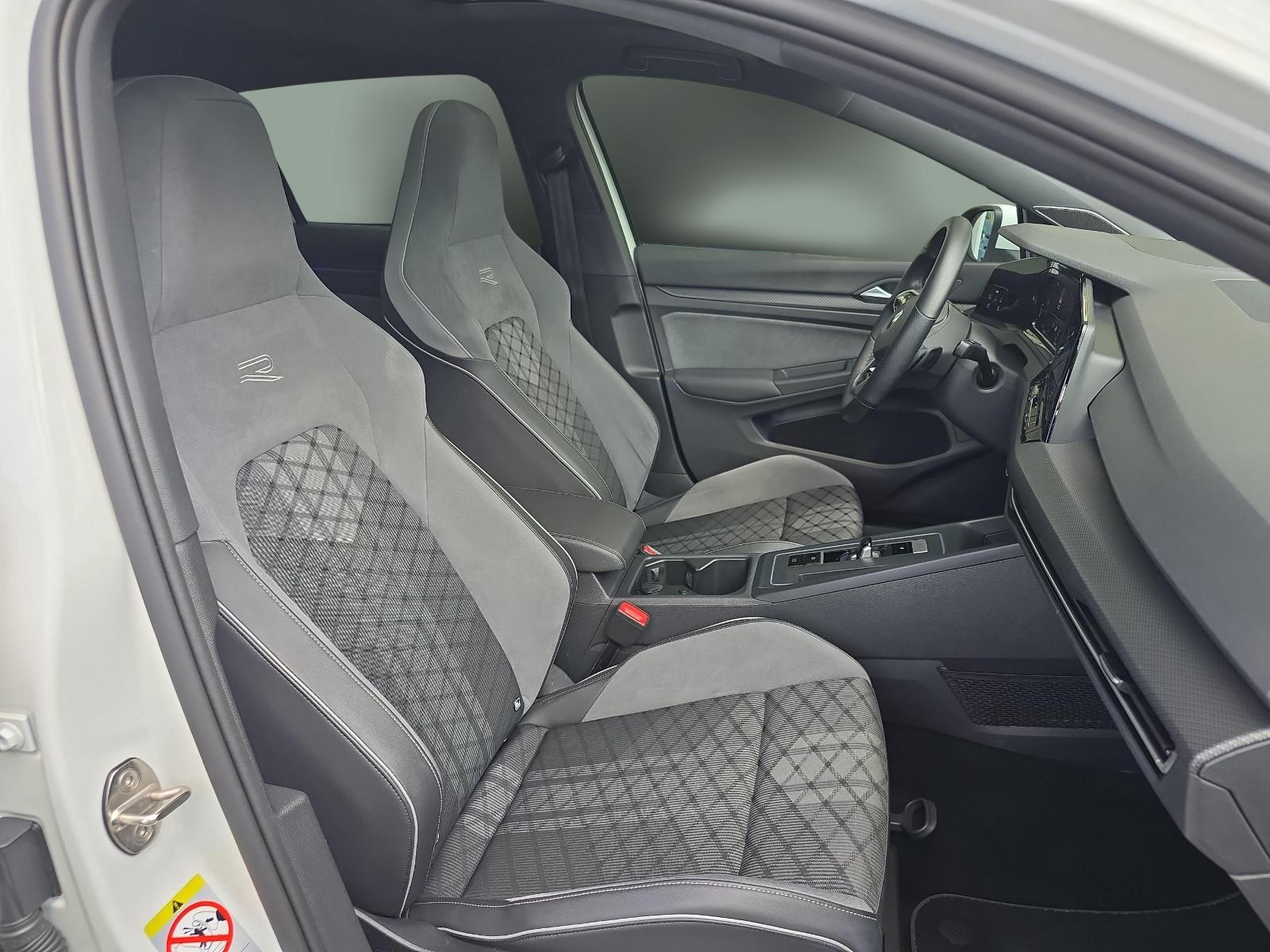 VW Golf VIII 1.5 eTSI R-Line DSG-image-9