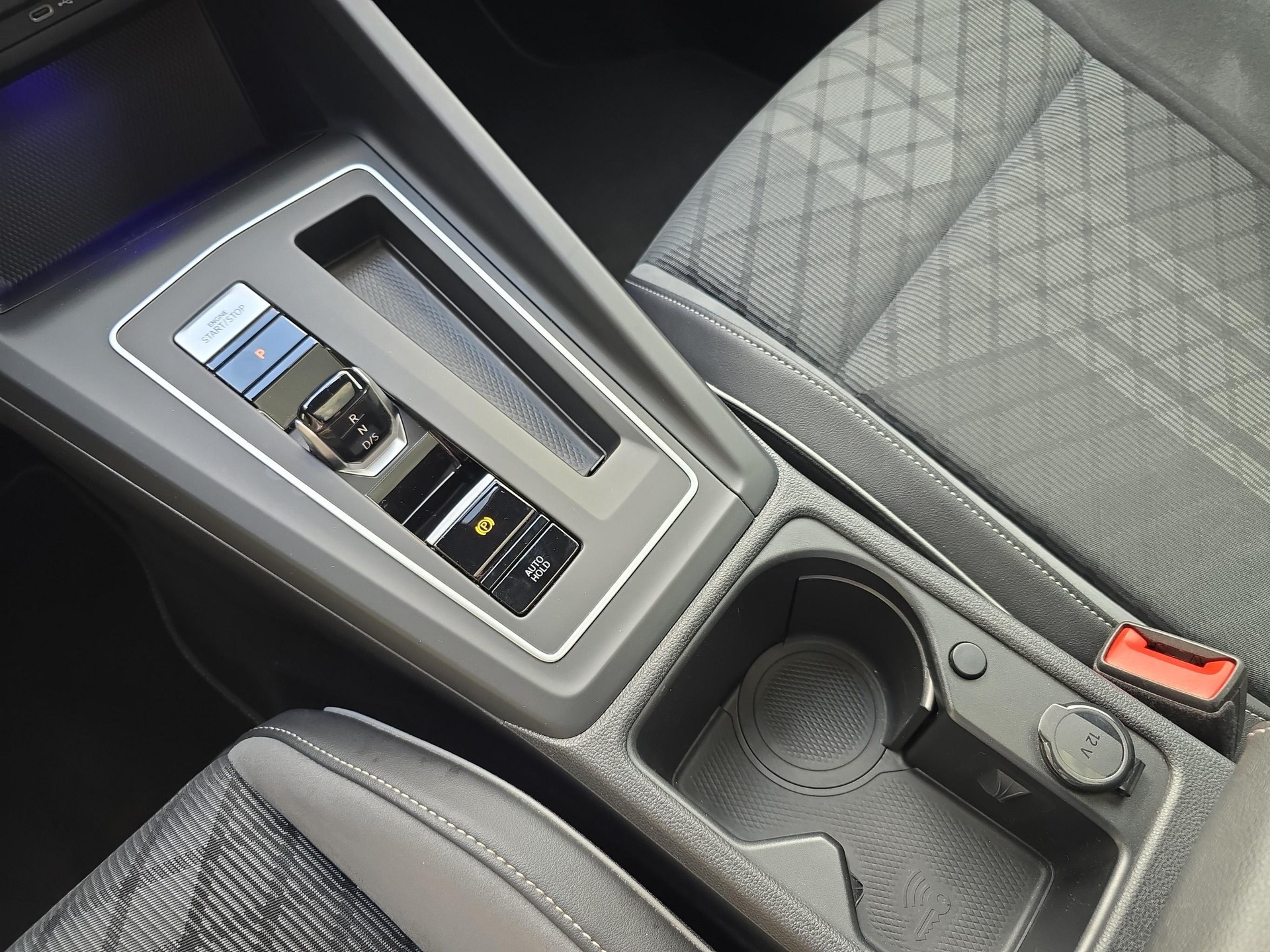 VW Golf VIII 1.5 eTSI R-Line DSG-image-15
